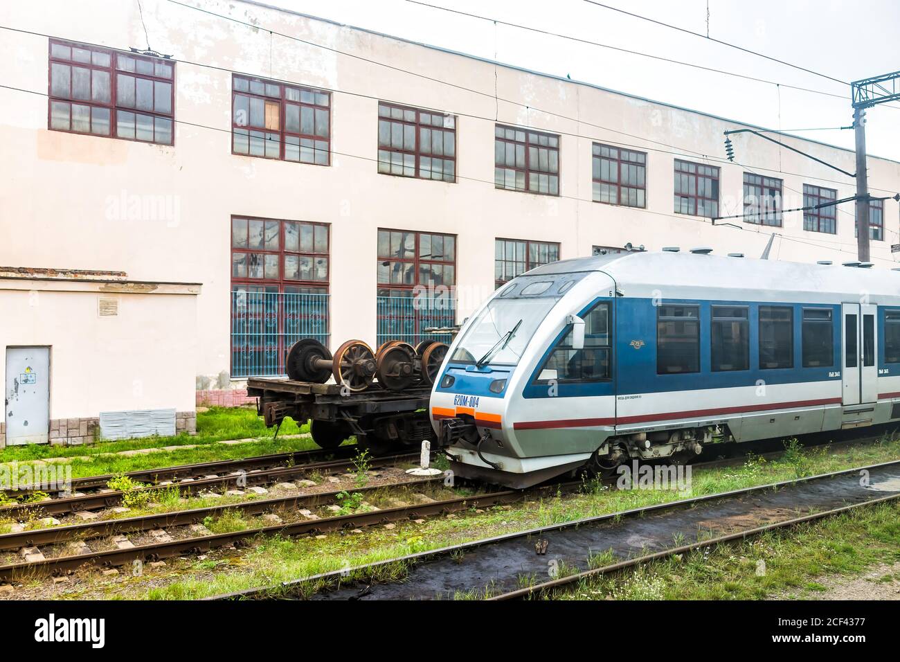 Zdolbuniv, Ucraina - 30 luglio 2018: Esterno della stazione ferroviaria a Rivne Oblast, Ucraina occidentale e treno moderno su binari Foto Stock