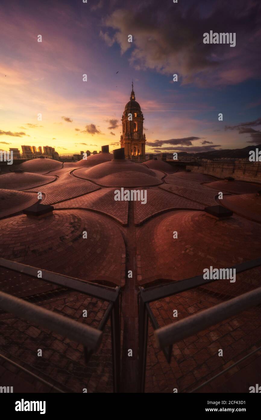 Incredibile vista dal tetto della vecchia e magnifica Cattedrale di Malaga sullo sfondo del colorato tramonto cielo nuvoloso in estate calda Giorno in Spagna Foto Stock