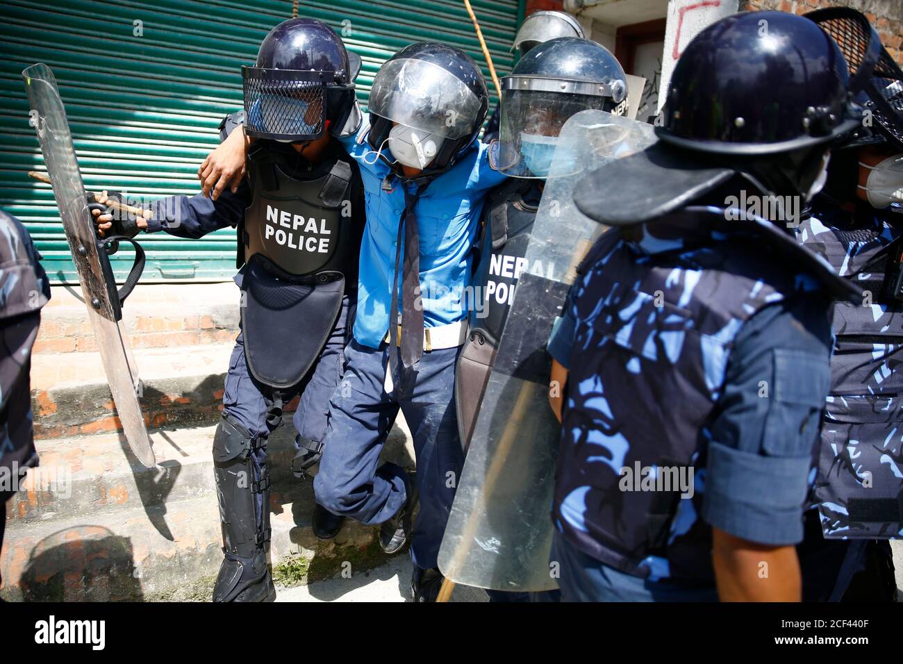 Lalitpur, Nepal. 3 Settembre 2020. Un poliziotto ferito battuto dai manifestanti è aiutato dalla polizia di marciume durante una manifestazione sui residenti che sfidano le restrizioni di Covid19. La polizia ha usato la forza per disperdere la folla che partecipa al festival religioso dopo che le persone che sfidano un governo imposto blocco per tirare il carro della Deità Rato Machindranath durante la pandemia COVID-19. Credit: Skanda Gautam/ZUMA Wire/Alamy Live News Foto Stock