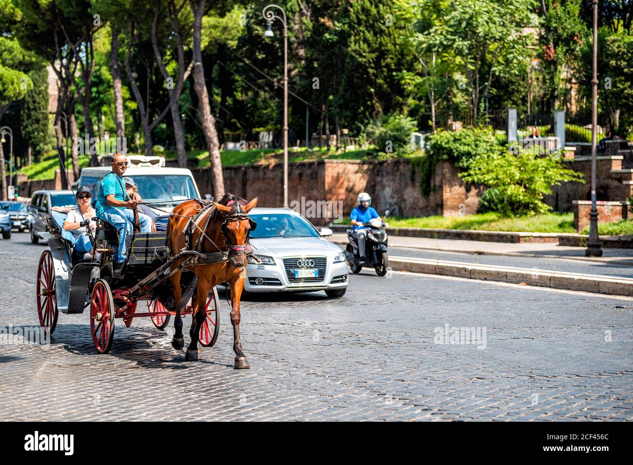 Roma, Italia - 4 settembre 2018: Città storica con giro in carrozza nel centro storico durante la soleggiata giornata estiva e guida l'uomo con i turisti Foto Stock
