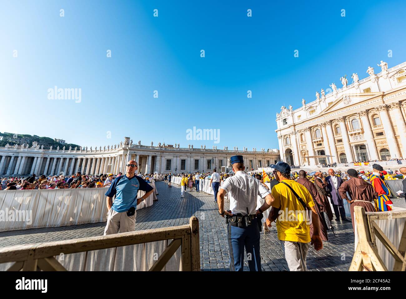Città del Vaticano, Italia - 5 settembre 2018: Molte persone e guardie in chiesa nella Basilica di Piazza San Pietro durante il giorno di sole con la folla in attesa di messa Foto Stock