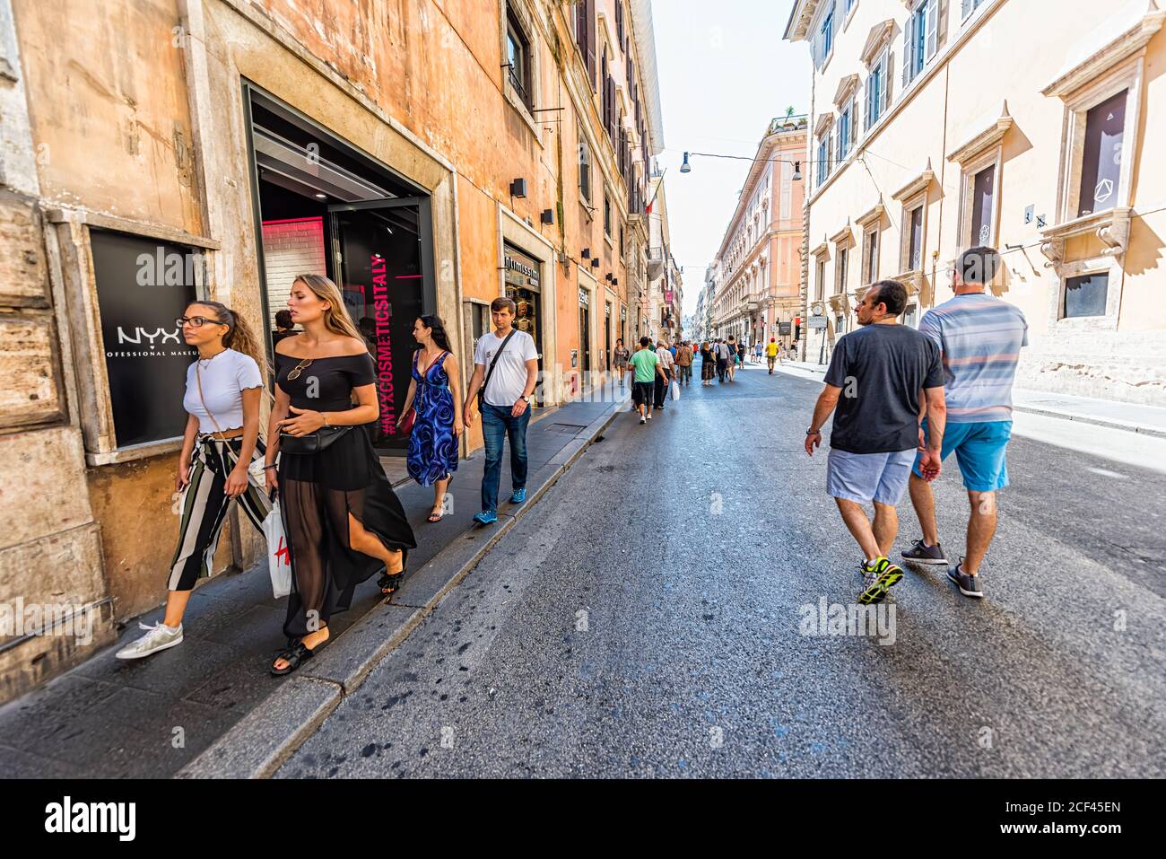 Roma, Italia - 5 settembre 2018: Via italiana fuori nella città storica giorno di sole e segno per il negozio boutique Nyx con la gente shopping Foto Stock