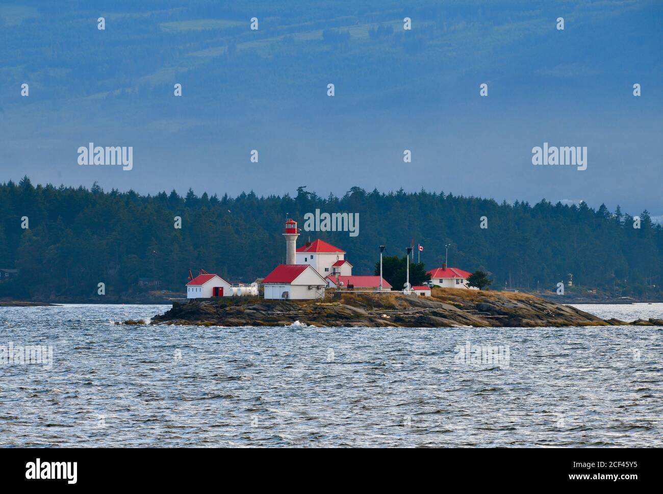 Un pittoresco faro su Entrance Island a nord-est Fine dell'isola di Gabriola che aiuta a guidare le navi nel porto a Nanaimo su Vancouver Foto Stock