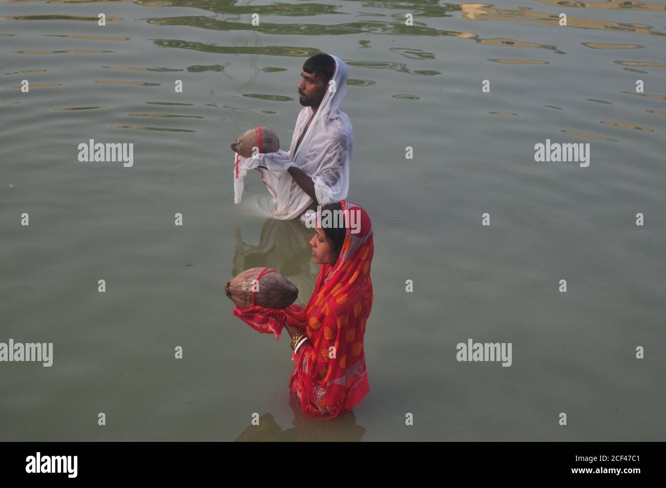 Chhath è un antico festival indù vedico storicamente nativo in India. Il Chhath Puja è dedicato al Sole e a Shashthi devi (Chathhi Maiya) per ringraziarli per aver conferito le generosi di vita sulla terra e per chiedere la concessione di certi desideri. Agartala, Tripura, India. Foto Stock