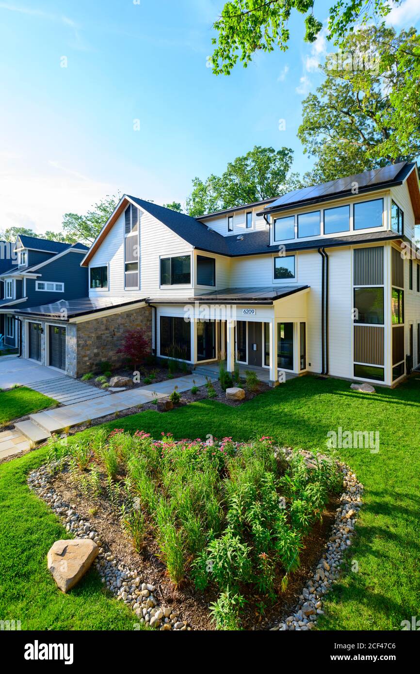 Casa singola famiglia con pannelli solari sul tetto in Maryland, Stati Uniti, MD Foto Stock