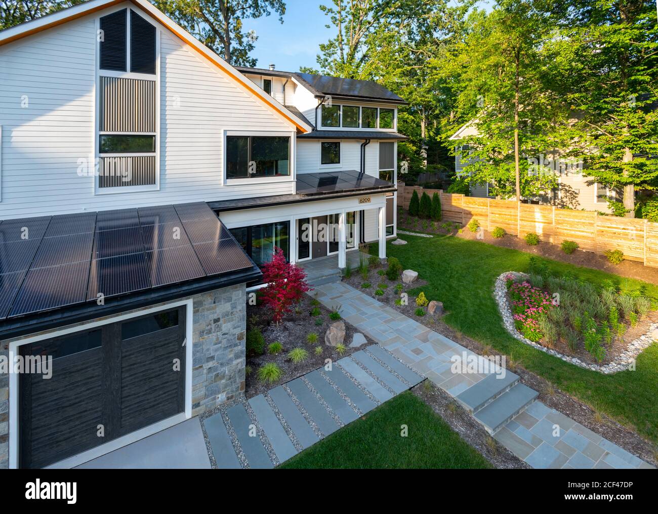 Casa singola famiglia con pannelli solari sul tetto in Maryland, Stati Uniti, MD Foto Stock