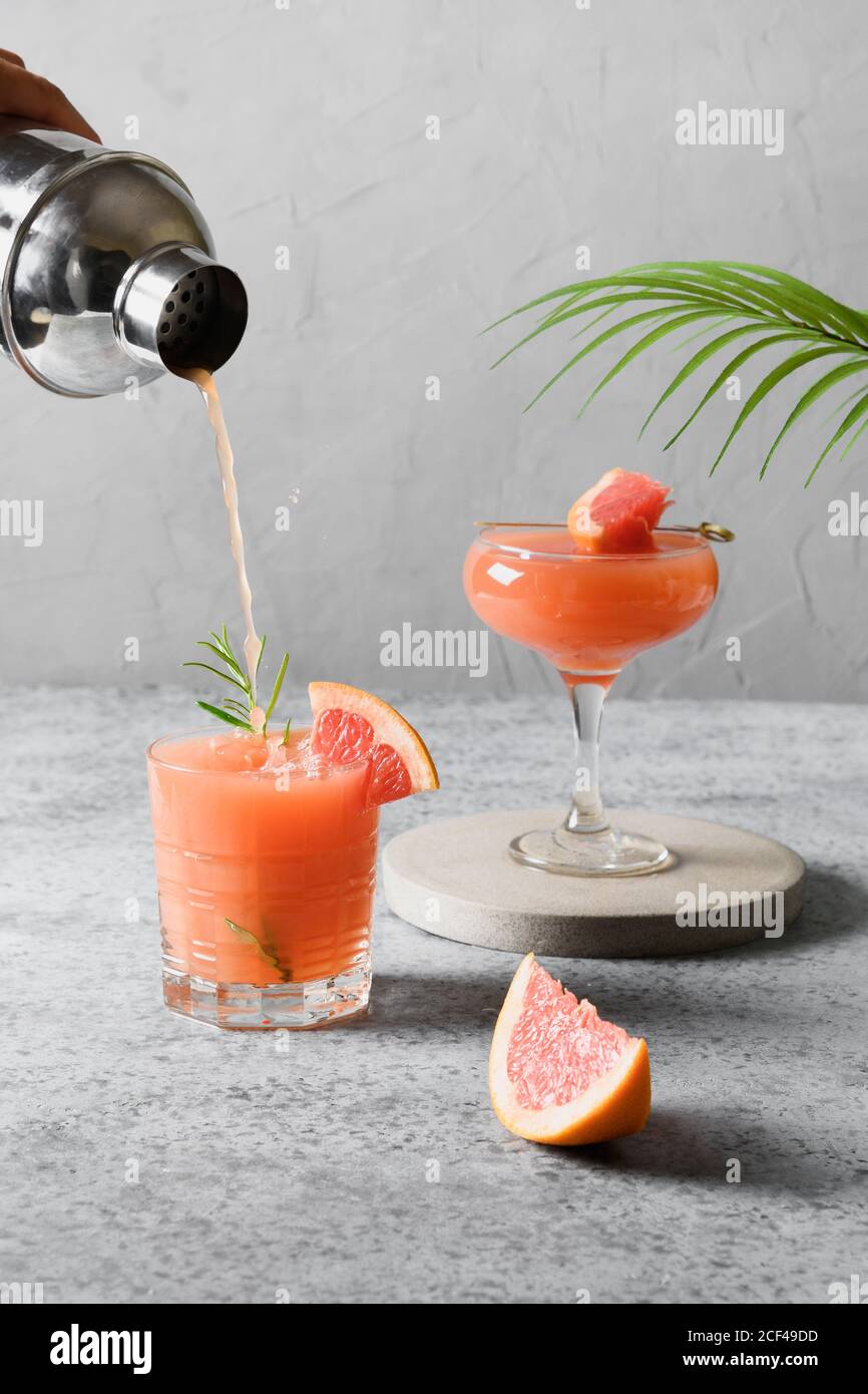 Cocktail di pompelmo in bicchiere. Formato verticale. Foto Stock