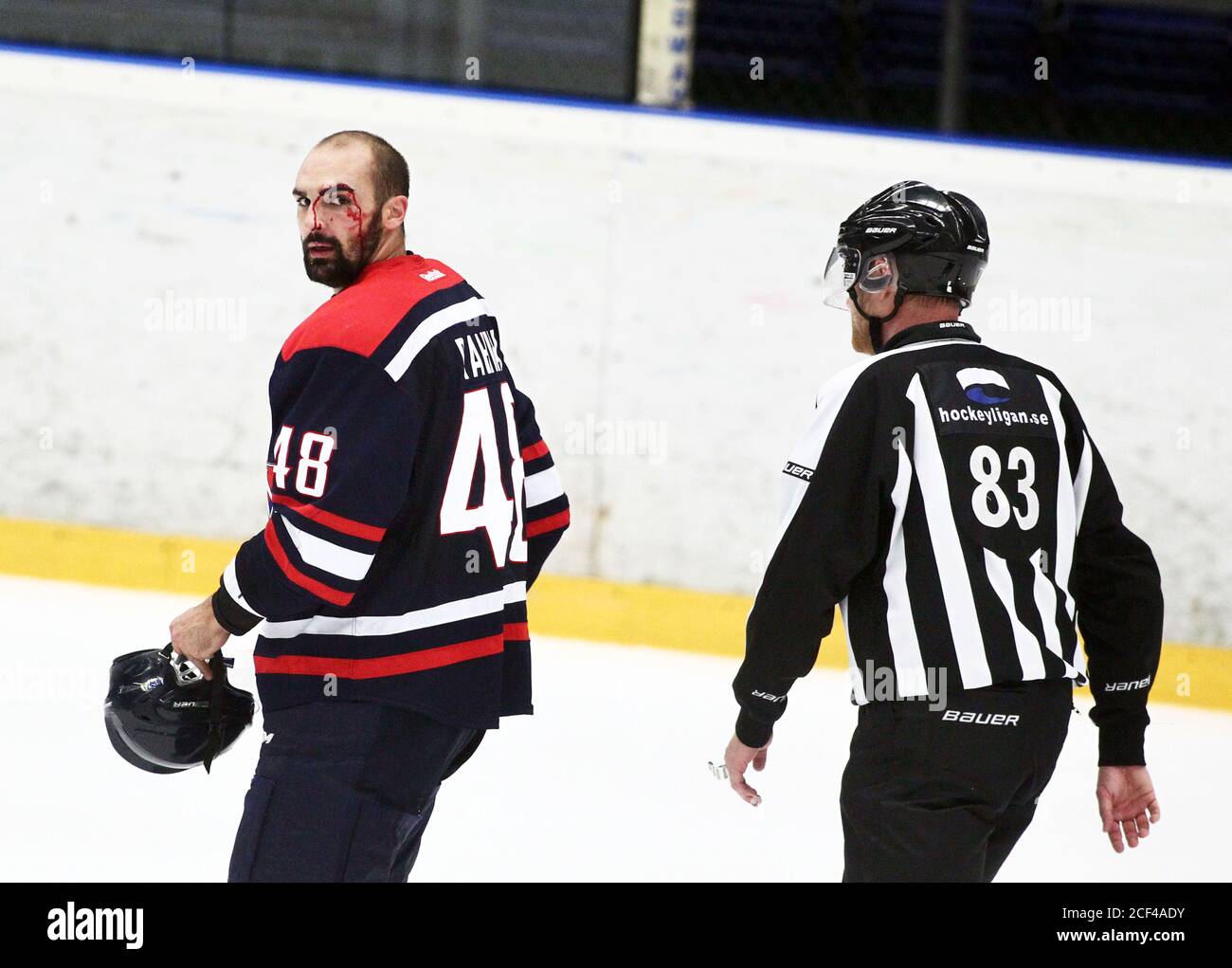 Linköping, Svezia 20120831 lotta tra LHC (rosso e blu) n. 48 Daniel Rahimi contro HV 71 (bianco) n. 16 Tommy Kristiansen. Foto Gippe Gustafsson Foto Stock