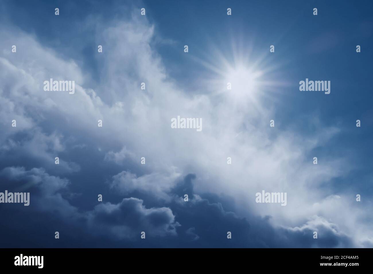 sole naturale luminoso e nuvola drammatica tuosa nel cielo blu Foto Stock