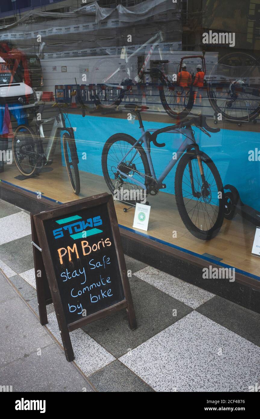 "PM Boris. Rimani al sicuro, spostarti in bicicletta. Segnaletica outide di un negozio di biciclette che promuove l'esercizio in bicicletta Slough, Berkshire, Regno Unito. Foto Stock