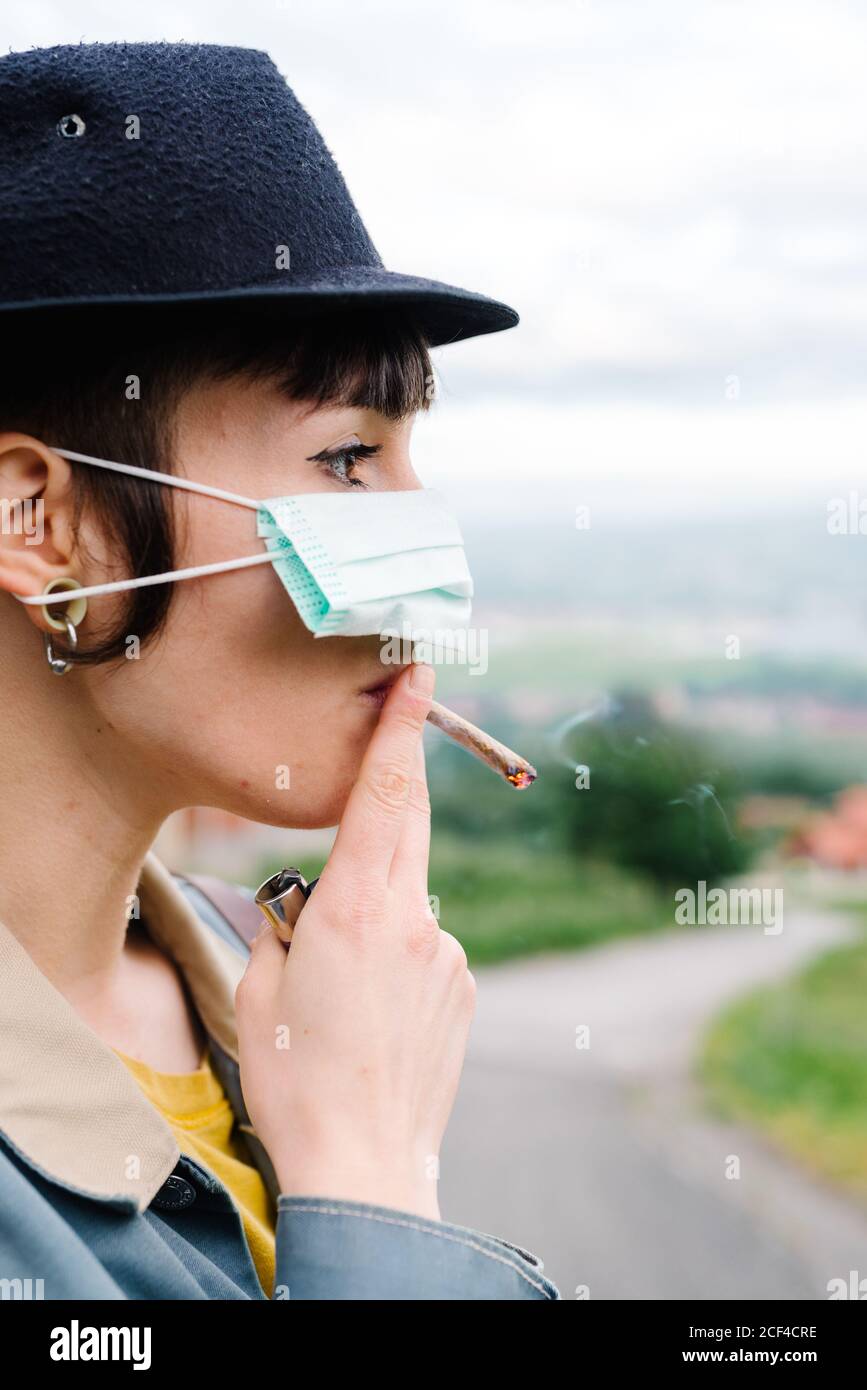 Cappello con maschera antifumo per fumo di sigaretta immagini e fotografie  stock ad alta risoluzione - Alamy