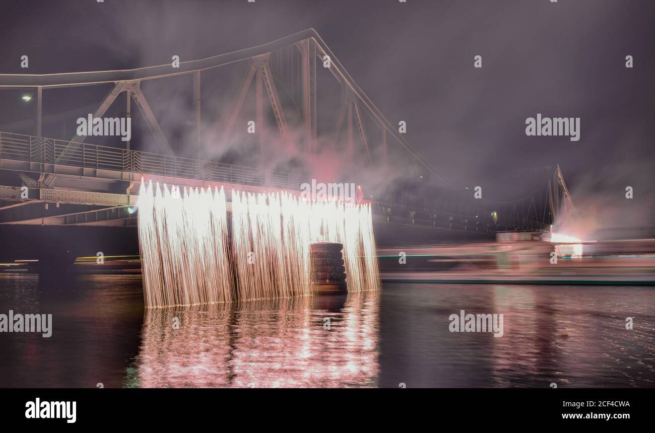 Fuochi d'artificio a Glienicker Brücke a Potsdam / Berlino Foto Stock
