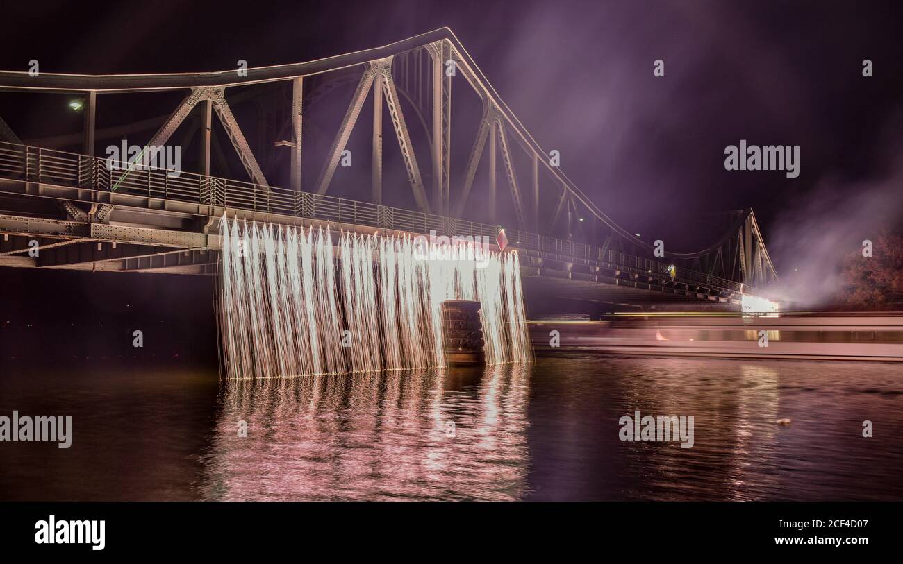 Tour in barca di Potsdam con Glienicker Brücke e fuochi d'artificio Foto Stock