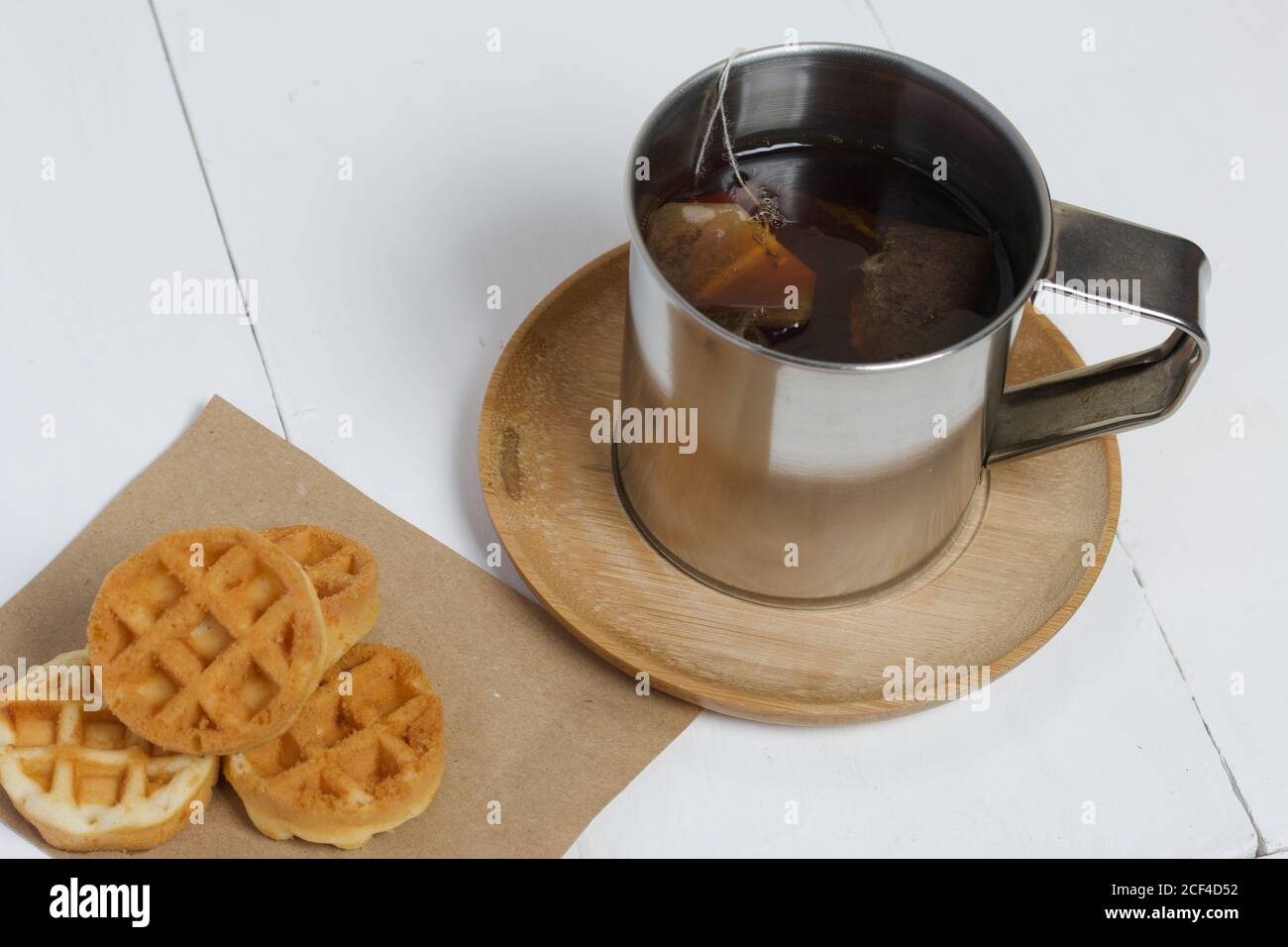 Tazza di tè e waffle. Su lavagne bianche. Autunno ancora vita. Foto Stock