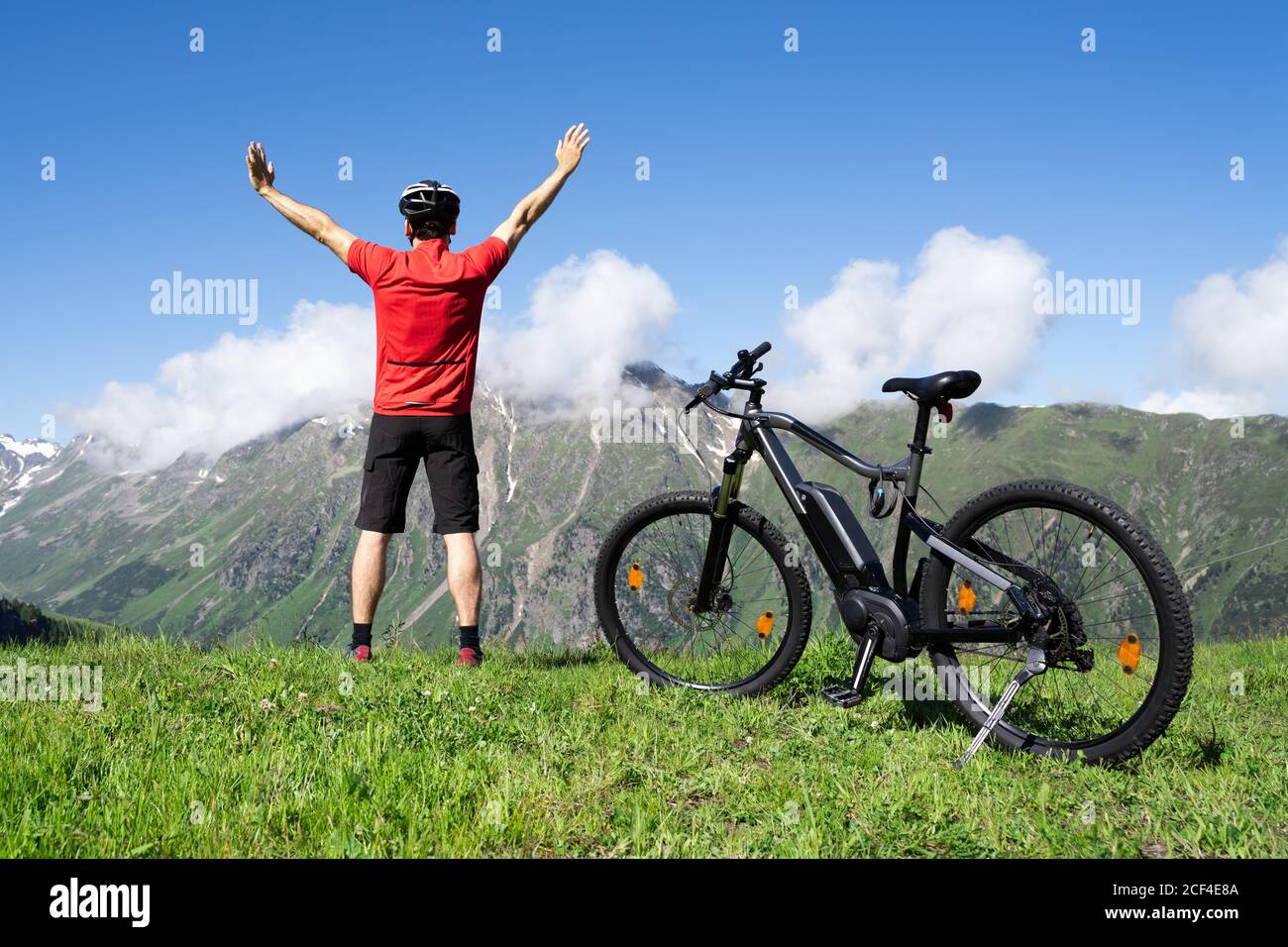 Bicicletta da montagna e Bike in Austria. Uomo eccitato con Ebike Foto Stock