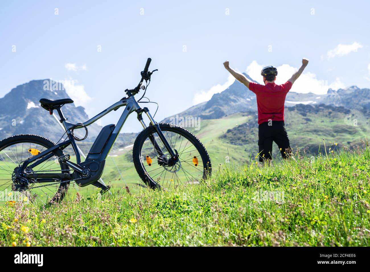 Bicicletta da montagna e Bike in Austria. Uomo eccitato con Ebike Foto Stock