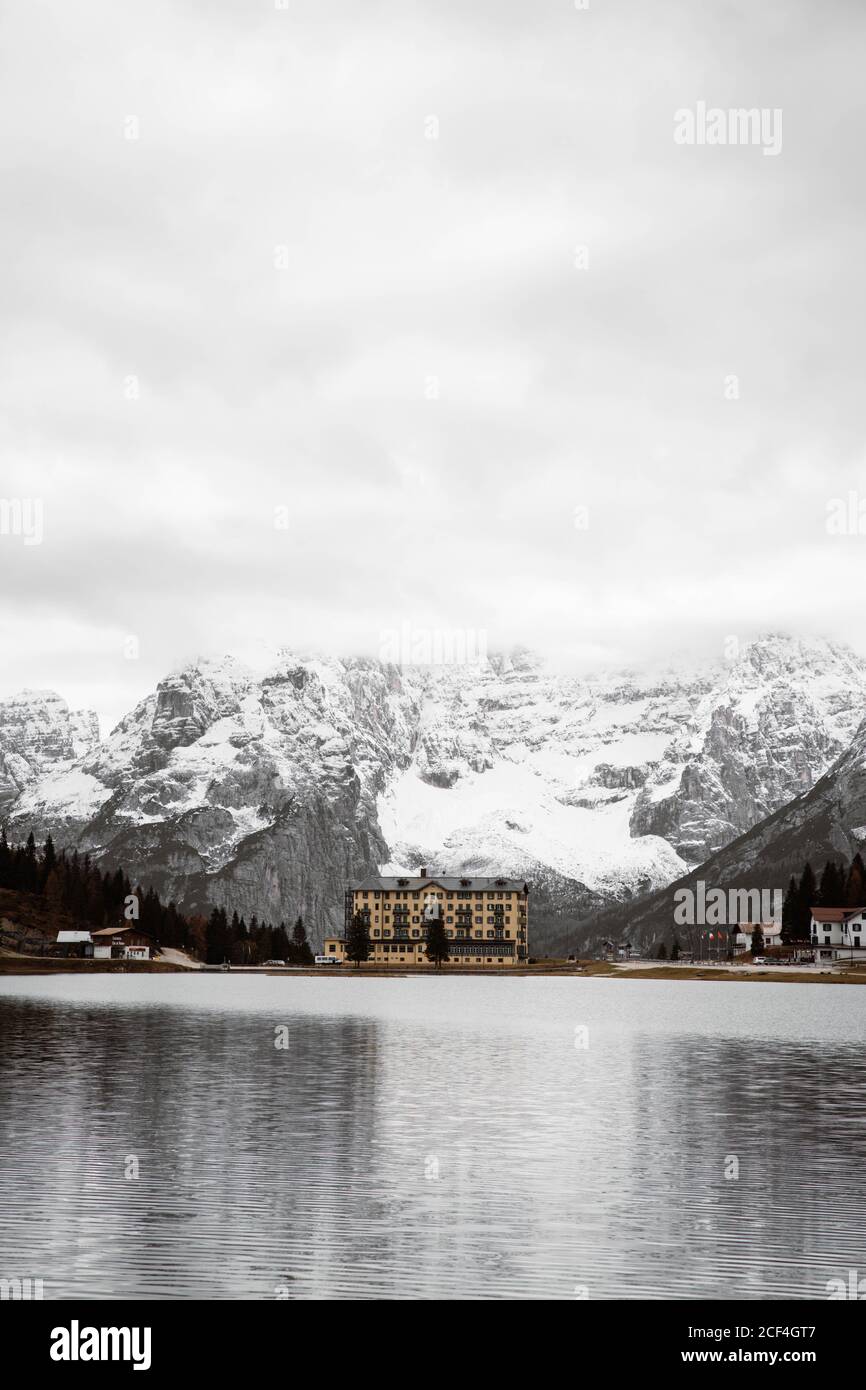 Pineta con potente grande scogliera e cielo sovrastato Sfondo delle Dolomiti in Italia Foto Stock