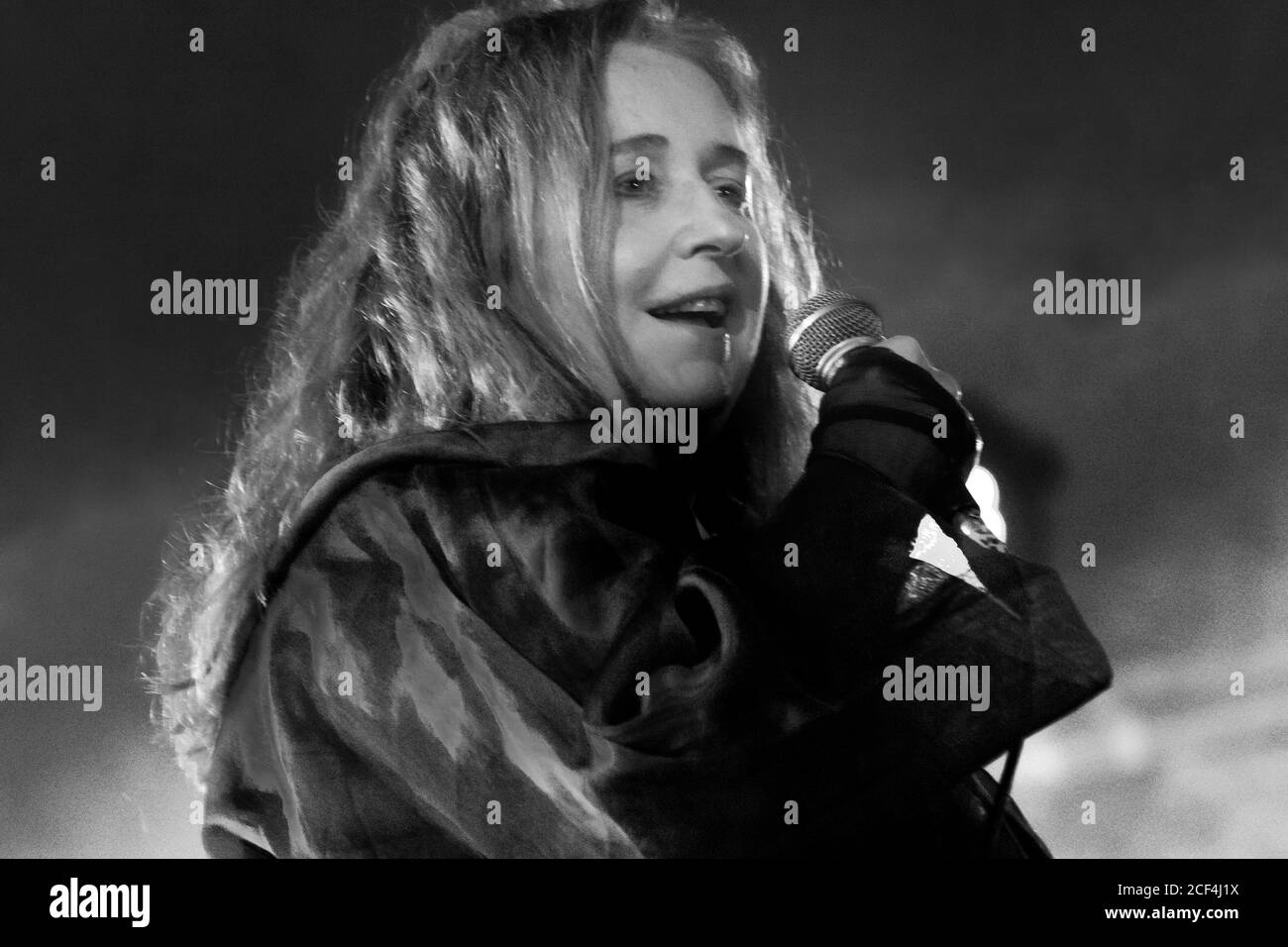 Limavaddy, Irlanda del Nord, Regno Unito. Mary Coughlan canta dal vivo al Festival di Stendhal nell'agosto 2019. Mary Coughlan è una cantante di fama internazionale. La sua voce di velluto si aggirava tra jazz, blues, folk e rock. Pubblico e critici si collegano intimamente con le sue autentiche renditions.She emotive e di cuore sta rilasciando il suo 16° album, Live Stories on Hail Mary Records il 4 settembre 2020. Foto Stock