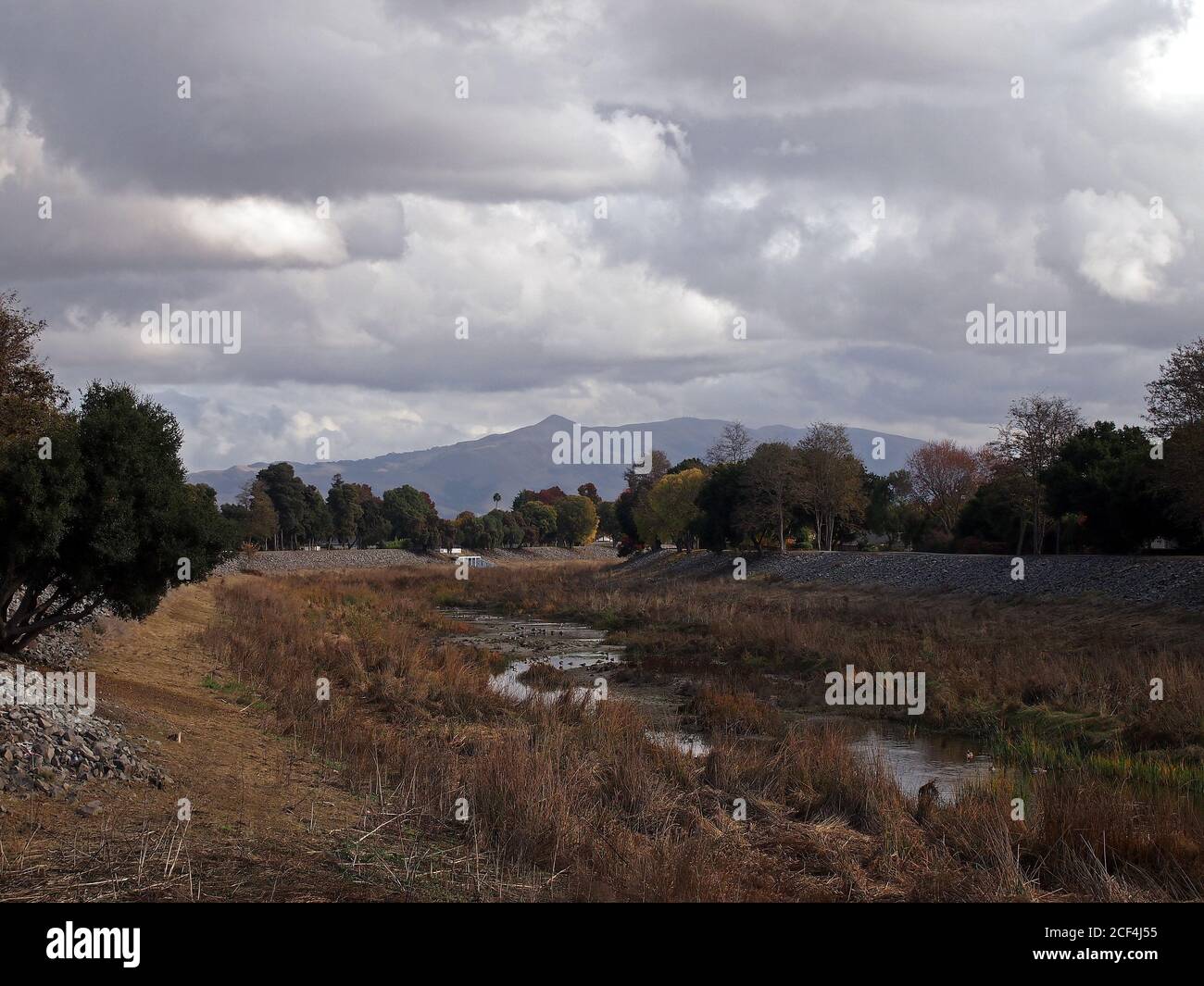 Nuvole invernali sopra l'Alameda Creek a gennaio su Union City, California Foto Stock