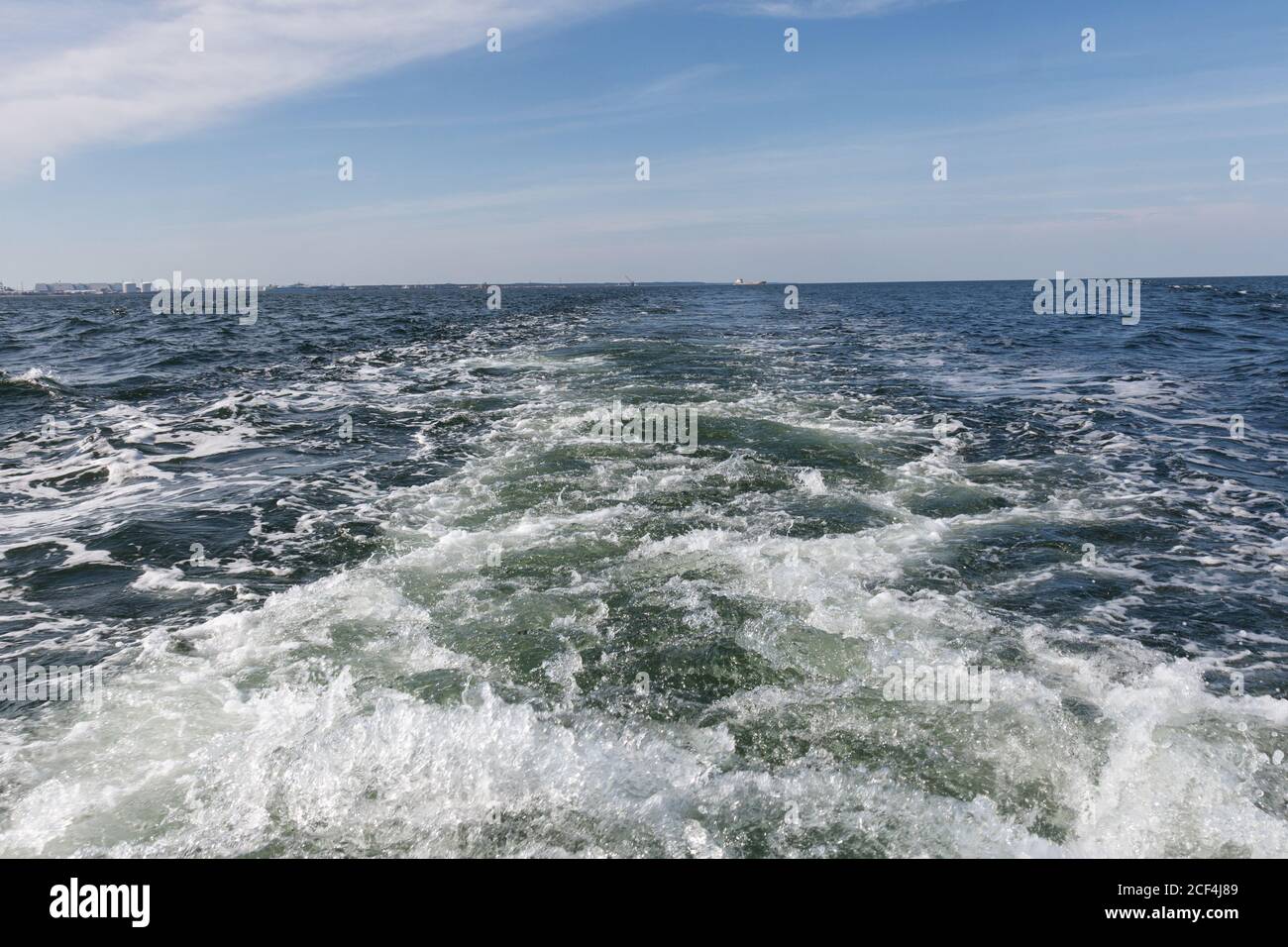 Nave traccia sulla superficie del mare Foto Stock