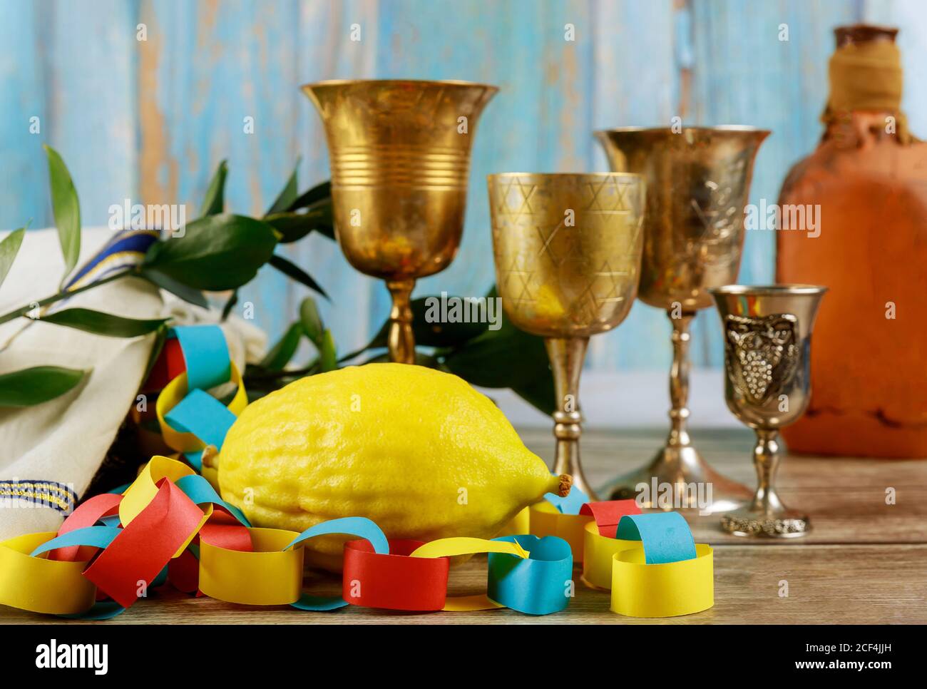 Festival ebraico di sukoth su carta colorata catena garland on specie lulav kippah Foto Stock