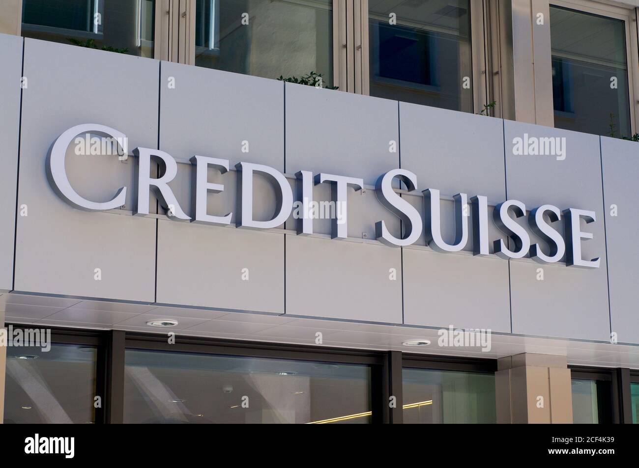 Lugano, Svizzera - 1 settembre 2020 : cartello della Credit Suisse Bank appeso di fronte all'edificio di Lugano. Il Credit Suisse è una gestione patrimoniale globale Foto Stock