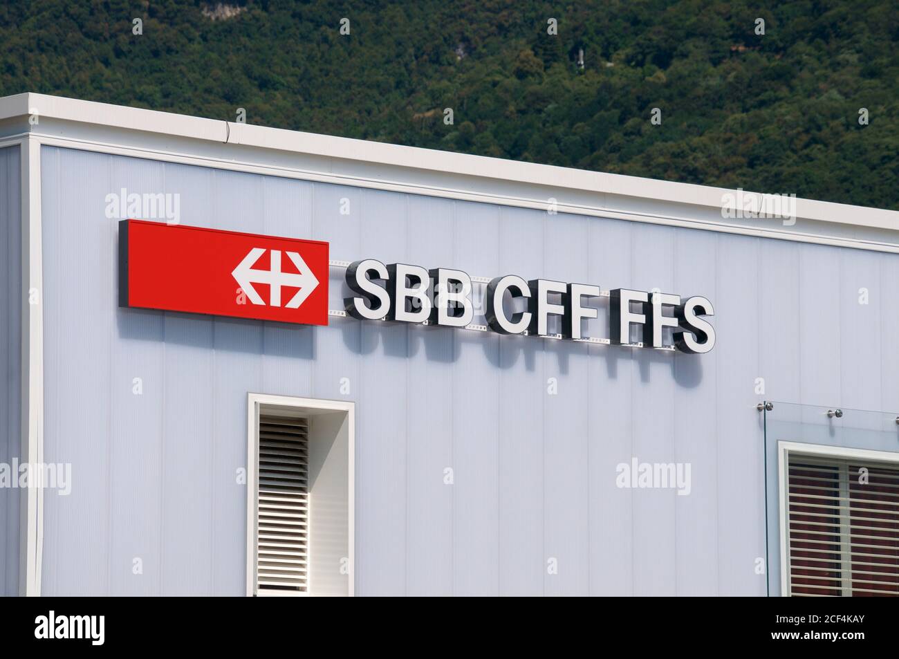 Melide, Ticino, Svizzera - 18 agosto 2020 : Vista sulla segnaletica FFS / CFF / FFS (Società federale delle ferrovie) appesa su un edificio a Melide, Foto Stock