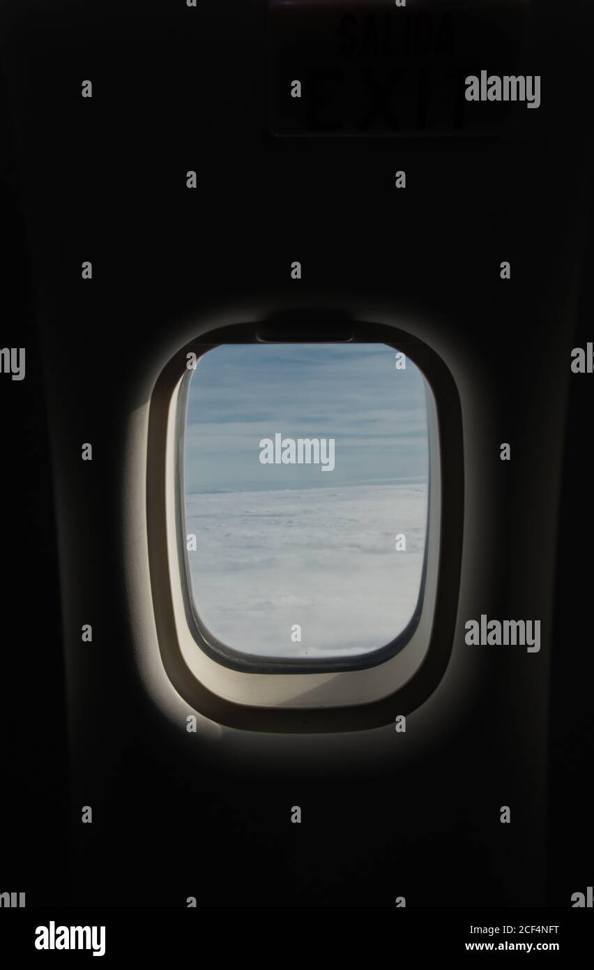 Vista del cielo blu e delle spesse nuvole dietro la finestra di piano moderno Foto Stock