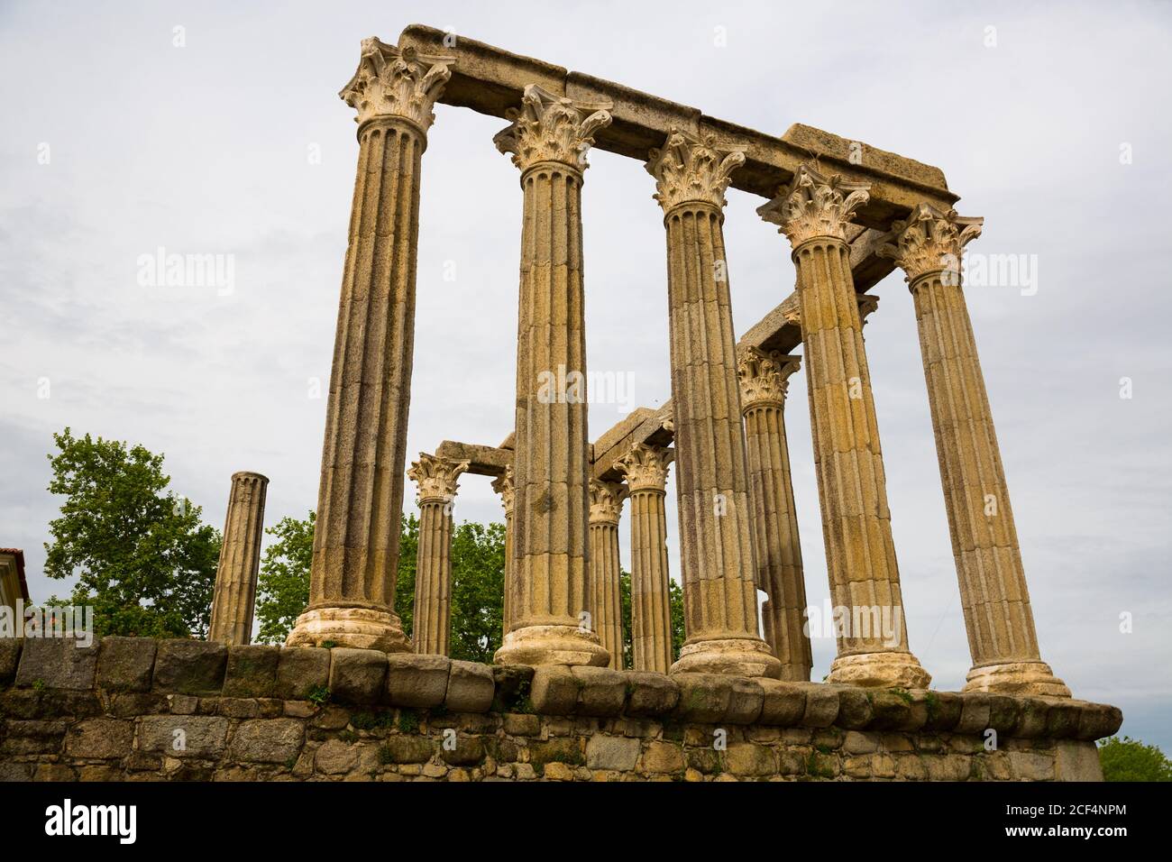 Vista dal basso del famoso tempio romano di Evora, Portogallo Foto Stock