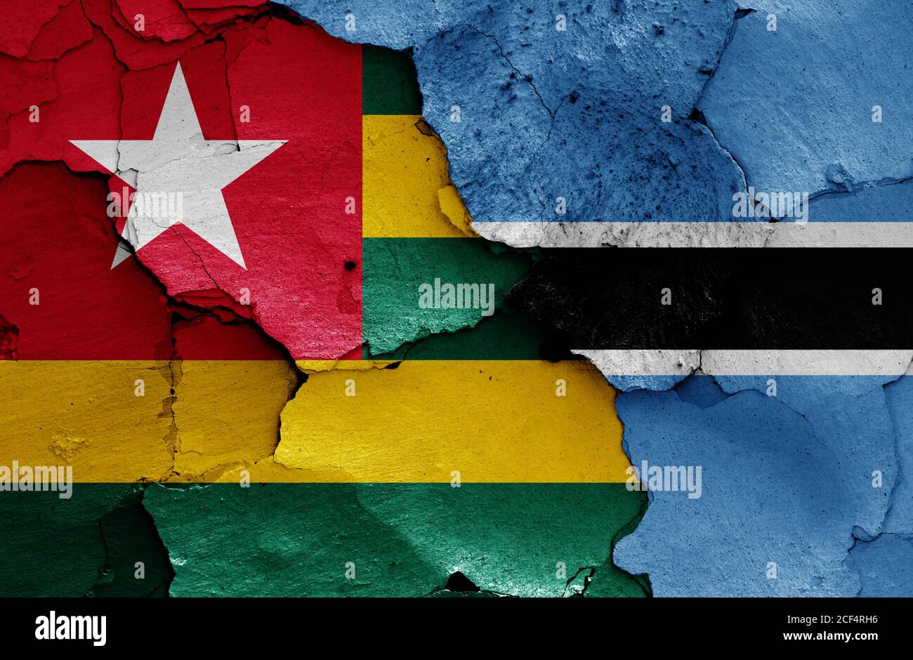 Bandiere di Togo e Botswana dipinte su pareti incrinate Foto Stock