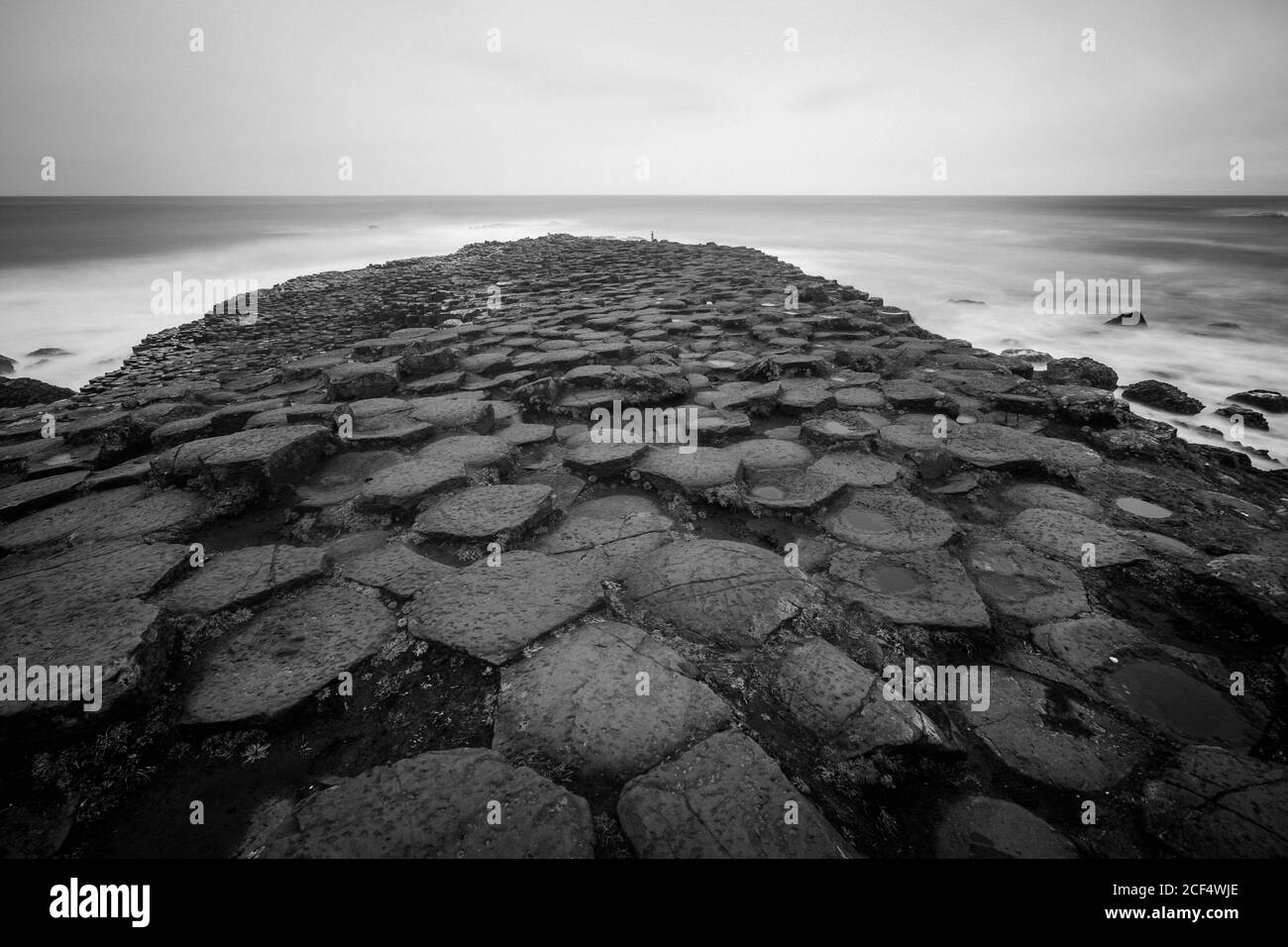 Mare e scogliere nel giorno nuvoloso Foto Stock
