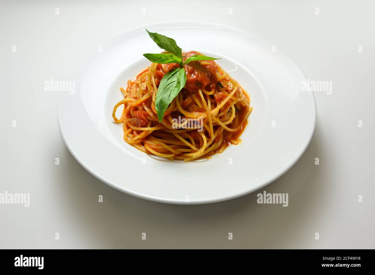 Spaghetti con basilico di pomodoro Foto Stock