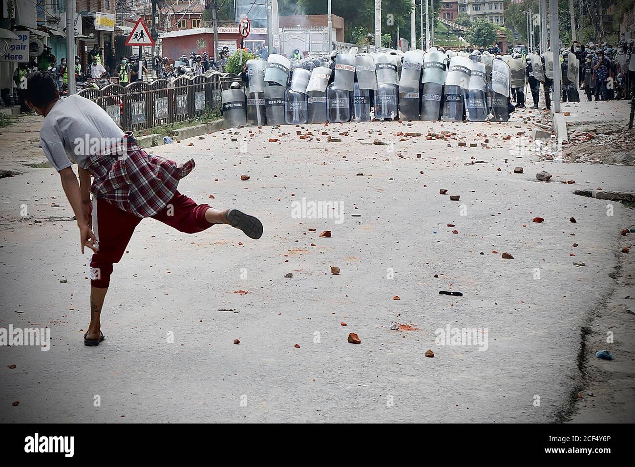 Lalitpur, Nepal. 03 settembre 2020. Protesta tra la gente del posto e la polizia, mentre tirando il carro della Deity Rato Machindranath che è stato fermato per mesi a causa della pandemia COVID-19 a Lalitpur. La polizia ha usato la forza per disperdere la folla che partecipa al festival religioso dopo che le persone che sfidano un governo hanno imposto blocco per tirare il carro. (Foto di Dipendra Dhangana/Pacific Press/Sipa USA) Credit: Sipa USA/Alamy Live News Foto Stock