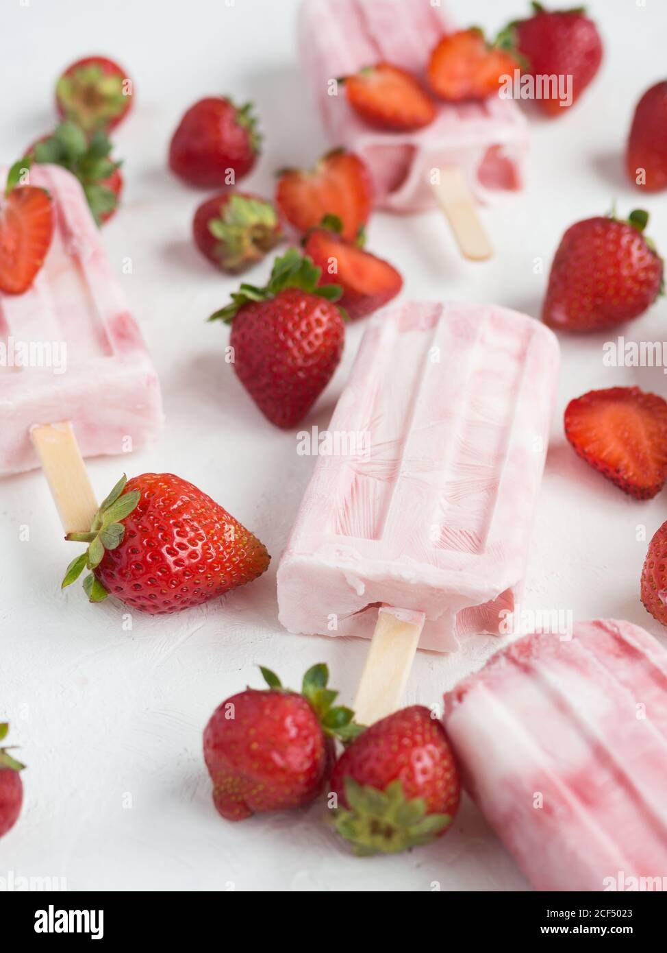 Popsicle rosa e fragole fresche Foto Stock