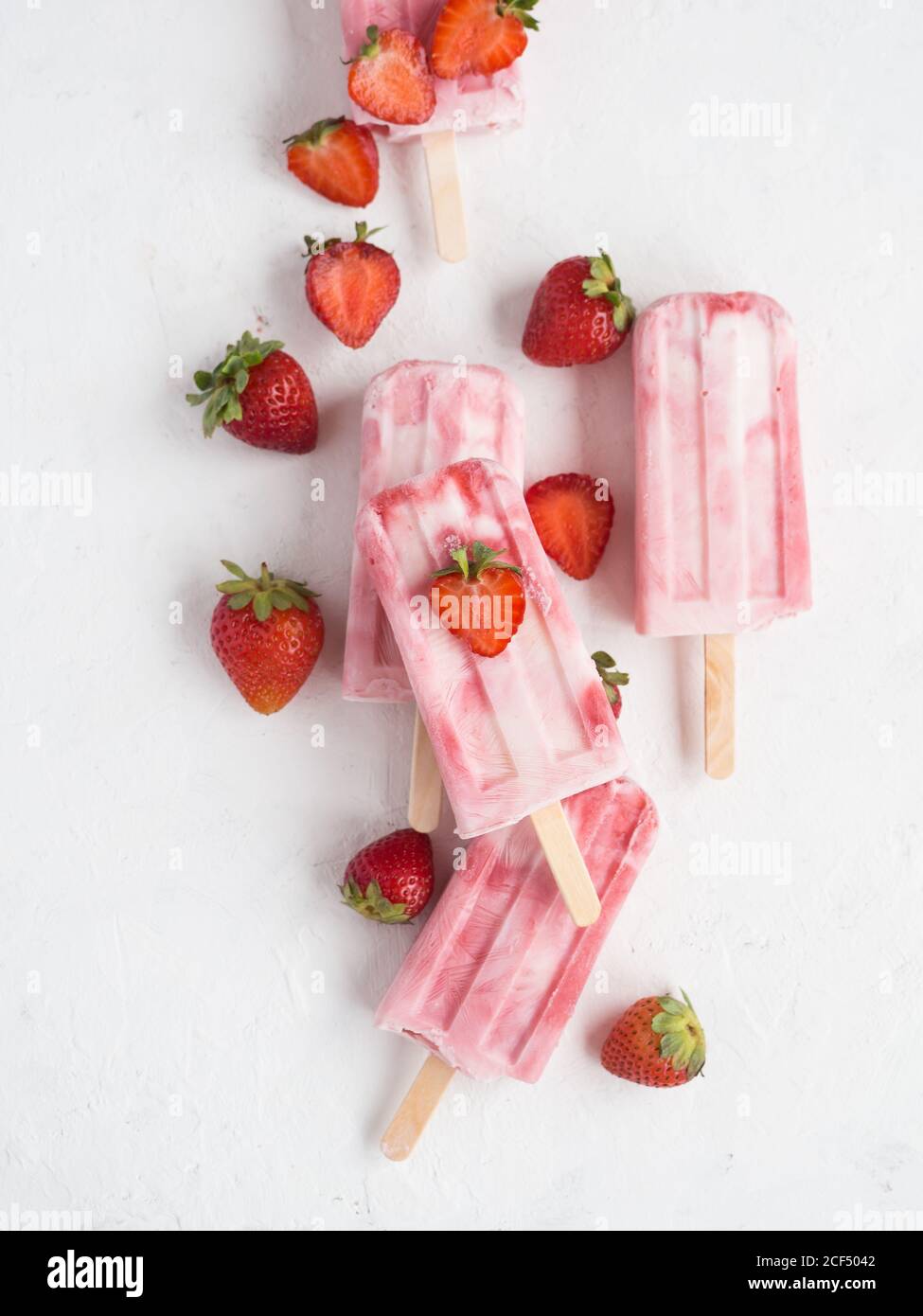 Popsicle rosa e fragole fresche Foto Stock