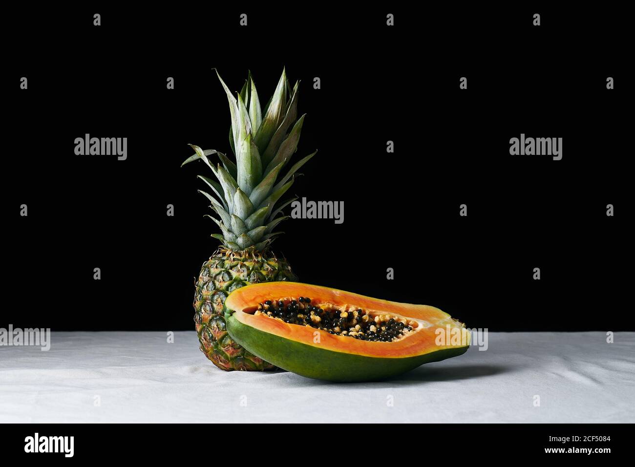 Ancora vita con ananas e papaia a fette Foto Stock