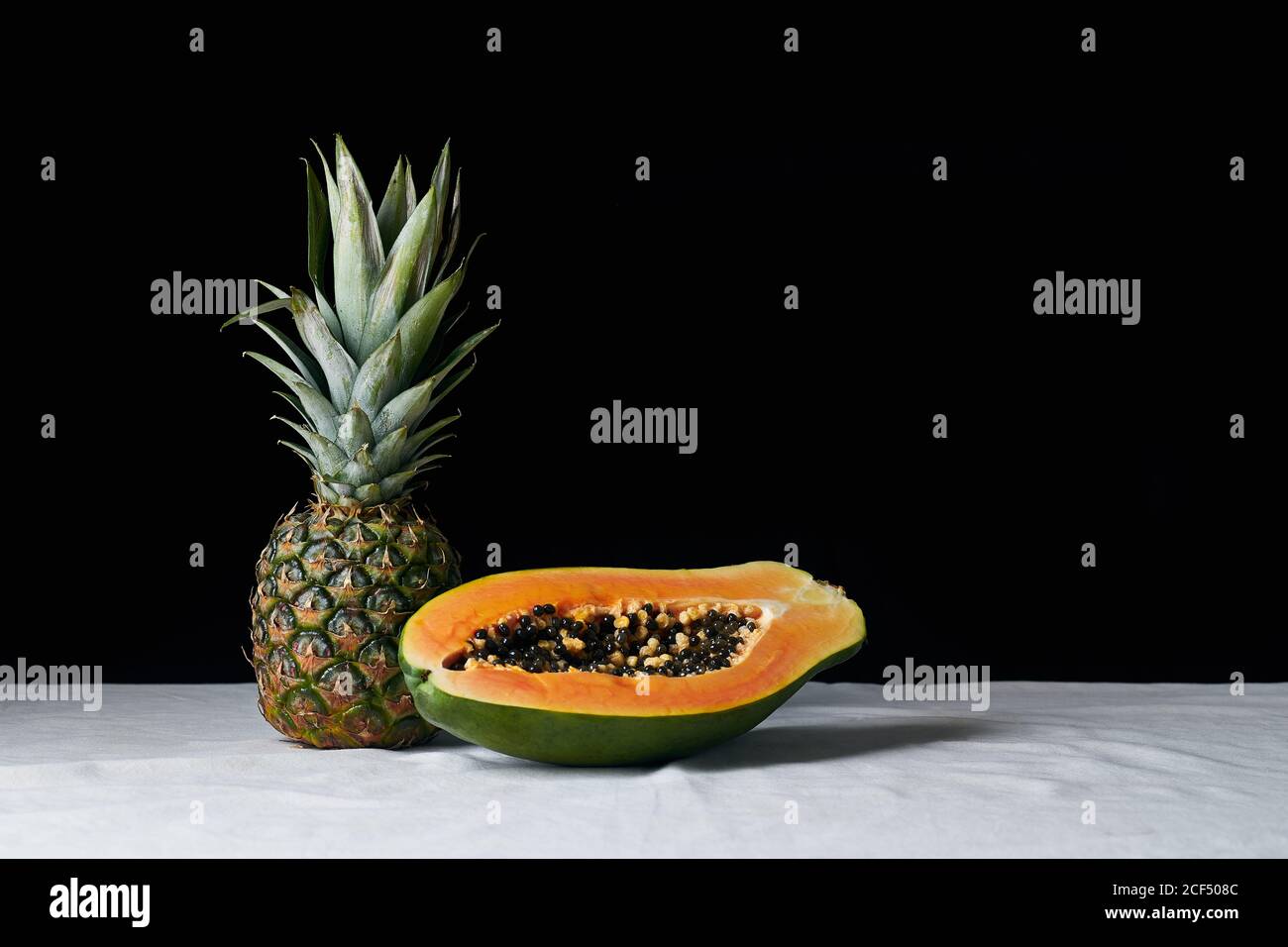 Ancora vita con ananas e papaia a fette Foto Stock