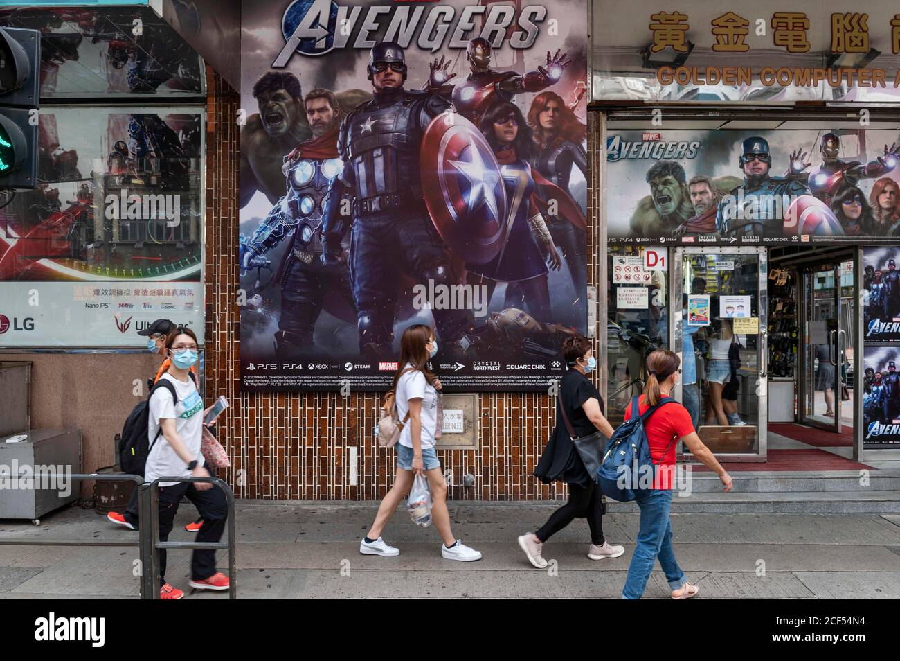 Hong Kong, Cina. 1 settembre 2020. Le persone che indossano maschere facciali camminano oltre Disney's Marvel Studio etichetta video gioco, Avengers, pubblicità visto a Hong Kong. Credit: Budrul Chukrut/SOPA Images/ZUMA Wire/Alamy Live News Foto Stock
