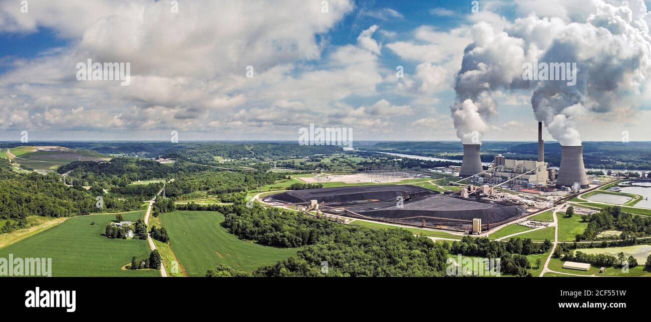 Cheshire, Ohio, Stati Uniti. 24 Agosto 2020. La centrale elettrica di Gavin fotografò lunedì 24 agosto 2020. L'impianto è una centrale a carbone supercritica da 2.6 gigawatt (2,600 MW) nel villaggio di Cheshire, Ohio, Stati Uniti. È di proprietà di Lightstone Generation LLC, una joint venture del 50''50 tra Blackstone Group L.P. e ARCLIGHT Capital Partners. Gavin è la più grande centrale elettrica alimentata a carbone dell'Ohio, e una delle più grandi della nazione, in grado di alimentare due milioni di abitazioni. Nel febbraio 2017, l'impianto rappresentava poco più del 11% della produzione elettrica totale Foto Stock