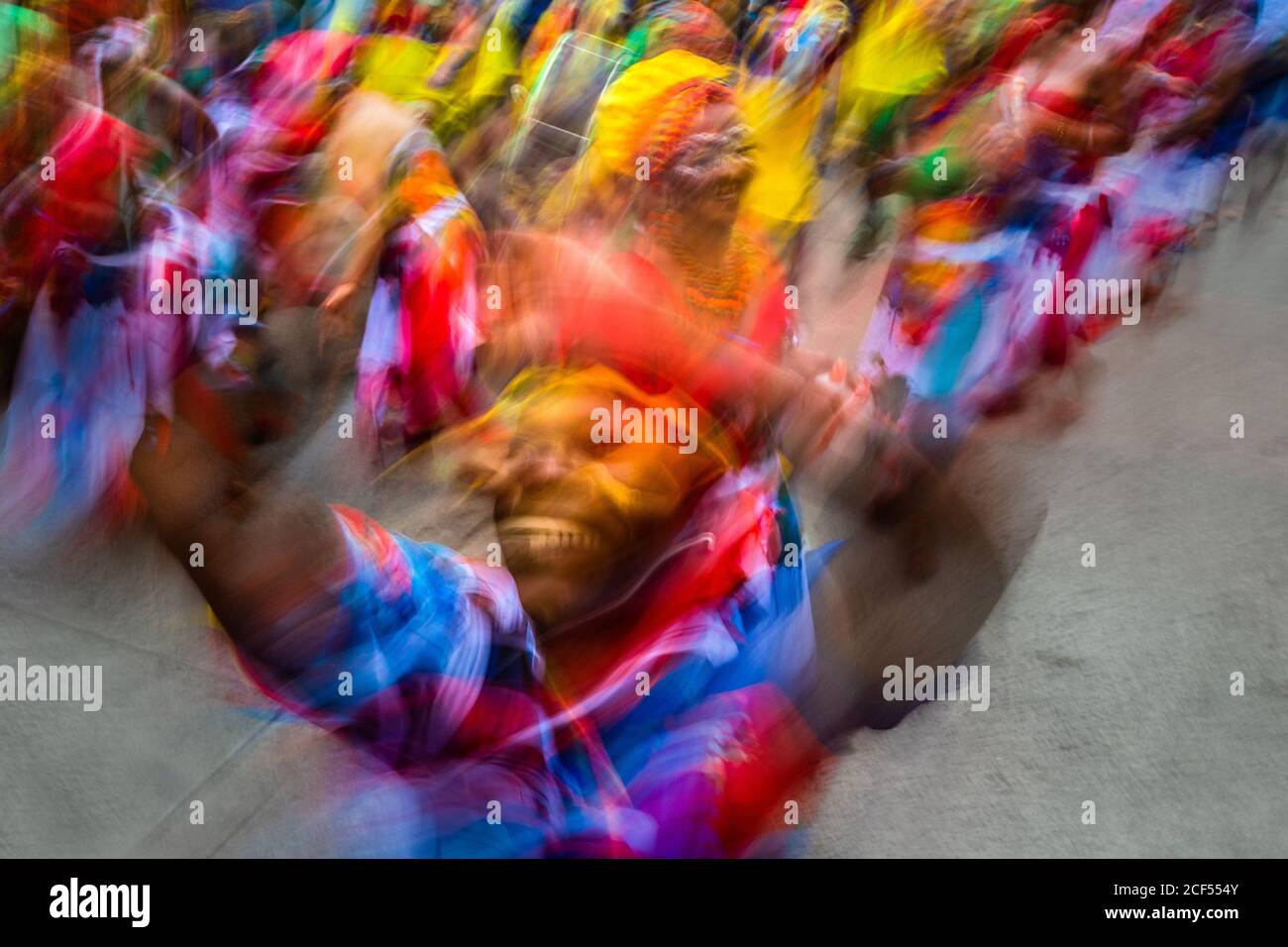 I ballerini afro-colombiani del quartiere Alameda Reyes si esibiscono durante il festival di San Pacho a Quibdó, Colombia. Foto Stock