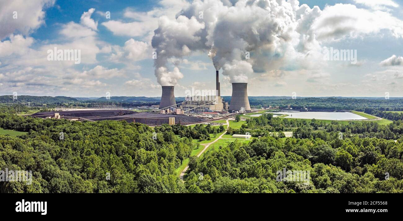 Cheshire, Ohio, Stati Uniti. 24 Agosto 2020. La centrale elettrica di Gavin fotografò lunedì 24 agosto 2020. L'impianto è una centrale a carbone supercritica da 2.6 gigawatt (2,600 MW) nel villaggio di Cheshire, Ohio, Stati Uniti. È di proprietà di Lightstone Generation LLC, una joint venture 50Ã50 di Blackstone Group L.P. e ARCLIGHT Capital Partners. Gavin è la più grande centrale elettrica alimentata a carbone dell'Ohio, e una delle più grandi della nazione, in grado di alimentare due milioni di abitazioni. Nel febbraio 2017, l'impianto rappresentava poco più del 11% della produzione elettrica totale Foto Stock