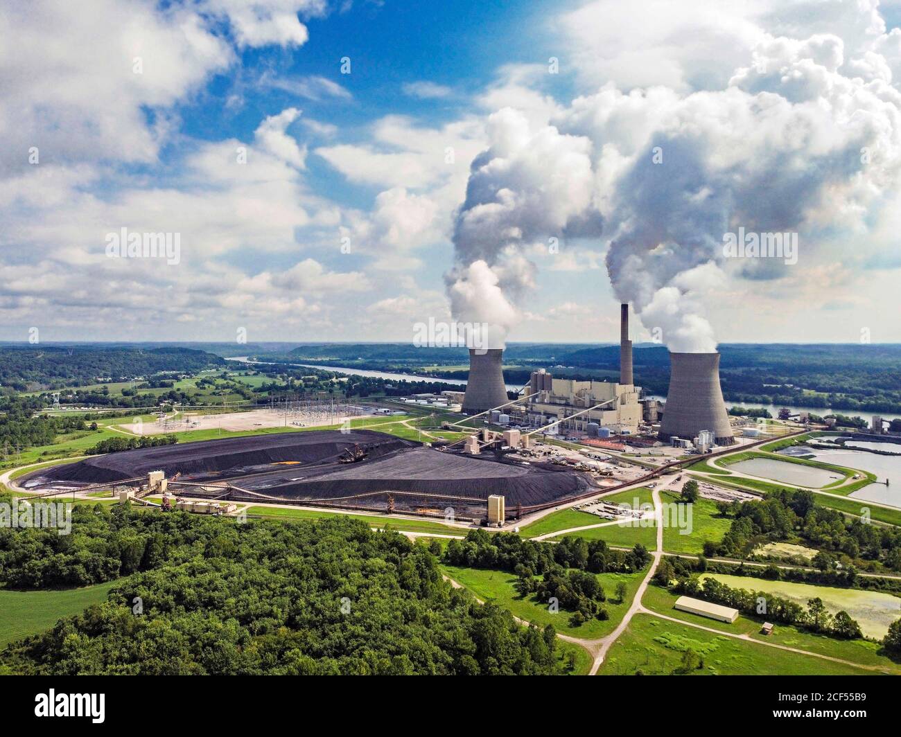 Cheshire, Ohio, Stati Uniti. 24 Agosto 2020. La centrale elettrica di Gavin fotografò lunedì 24 agosto 2020. L'impianto è una centrale a carbone supercritica da 2.6 gigawatt (2,600 MW) nel villaggio di Cheshire, Ohio, Stati Uniti. È di proprietà di Lightstone Generation LLC, una joint venture del 50''50 tra Blackstone Group L.P. e ARCLIGHT Capital Partners. Gavin è la più grande centrale elettrica alimentata a carbone dell'Ohio, e una delle più grandi della nazione, in grado di alimentare due milioni di abitazioni. Nel febbraio 2017, l'impianto rappresentava poco più del 11% della produzione elettrica totale Foto Stock