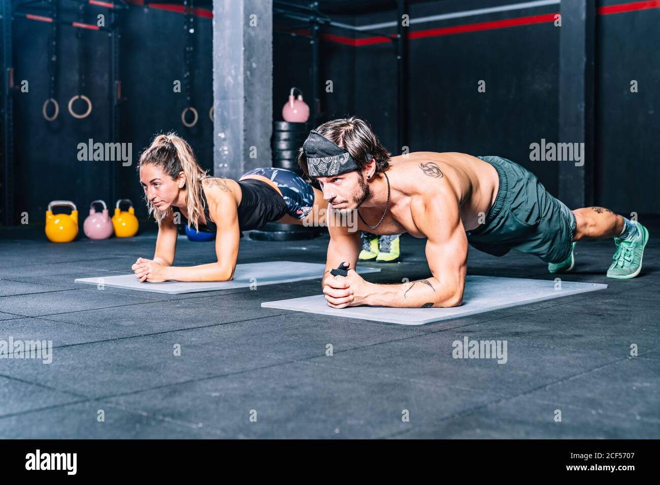 I compagni muscolari che fanno abs nel centro benessere contemporaneo Foto Stock