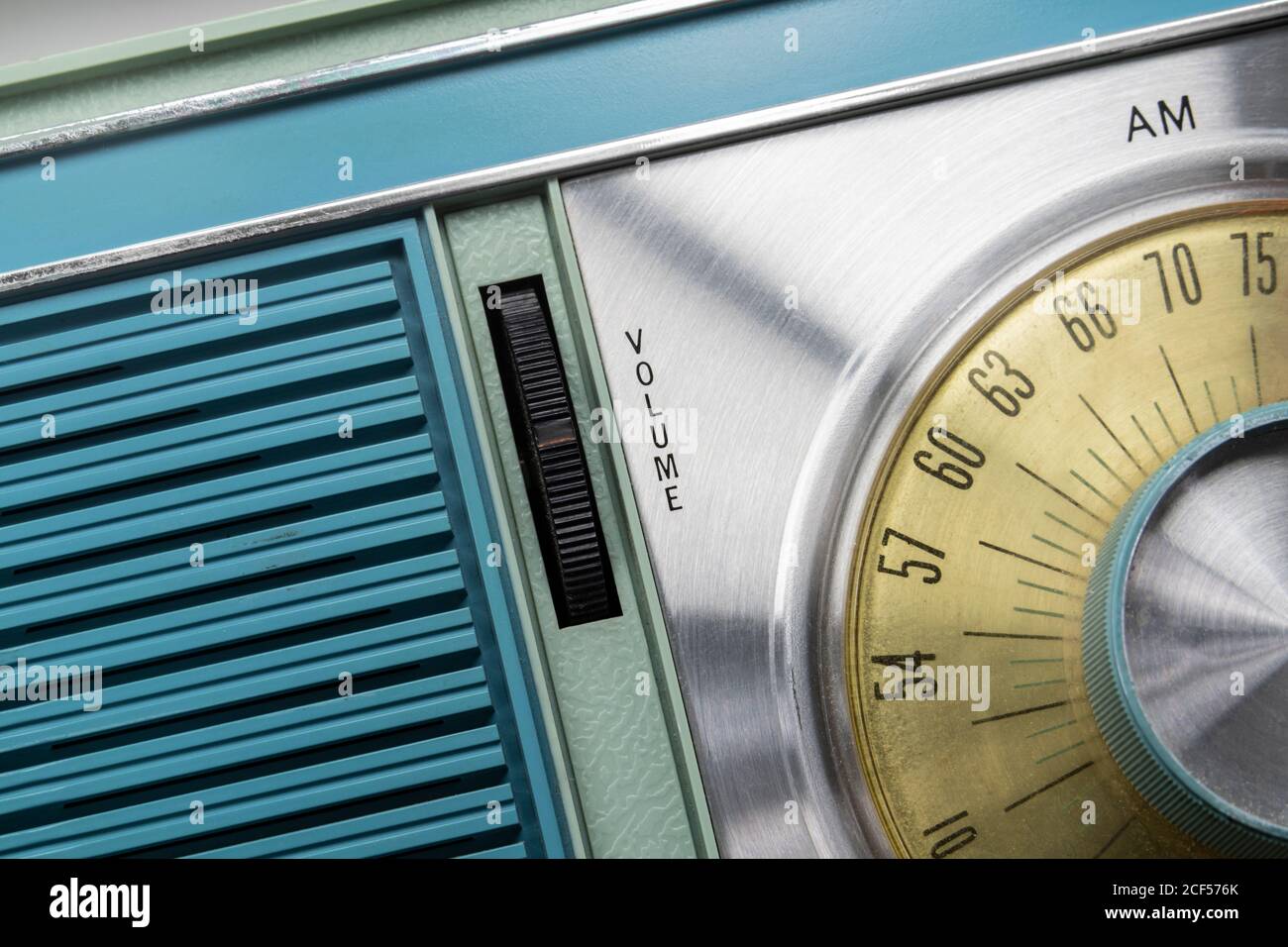 Visualizzazione macro del selettore del volume su una radio portatile vintage. Foto Stock