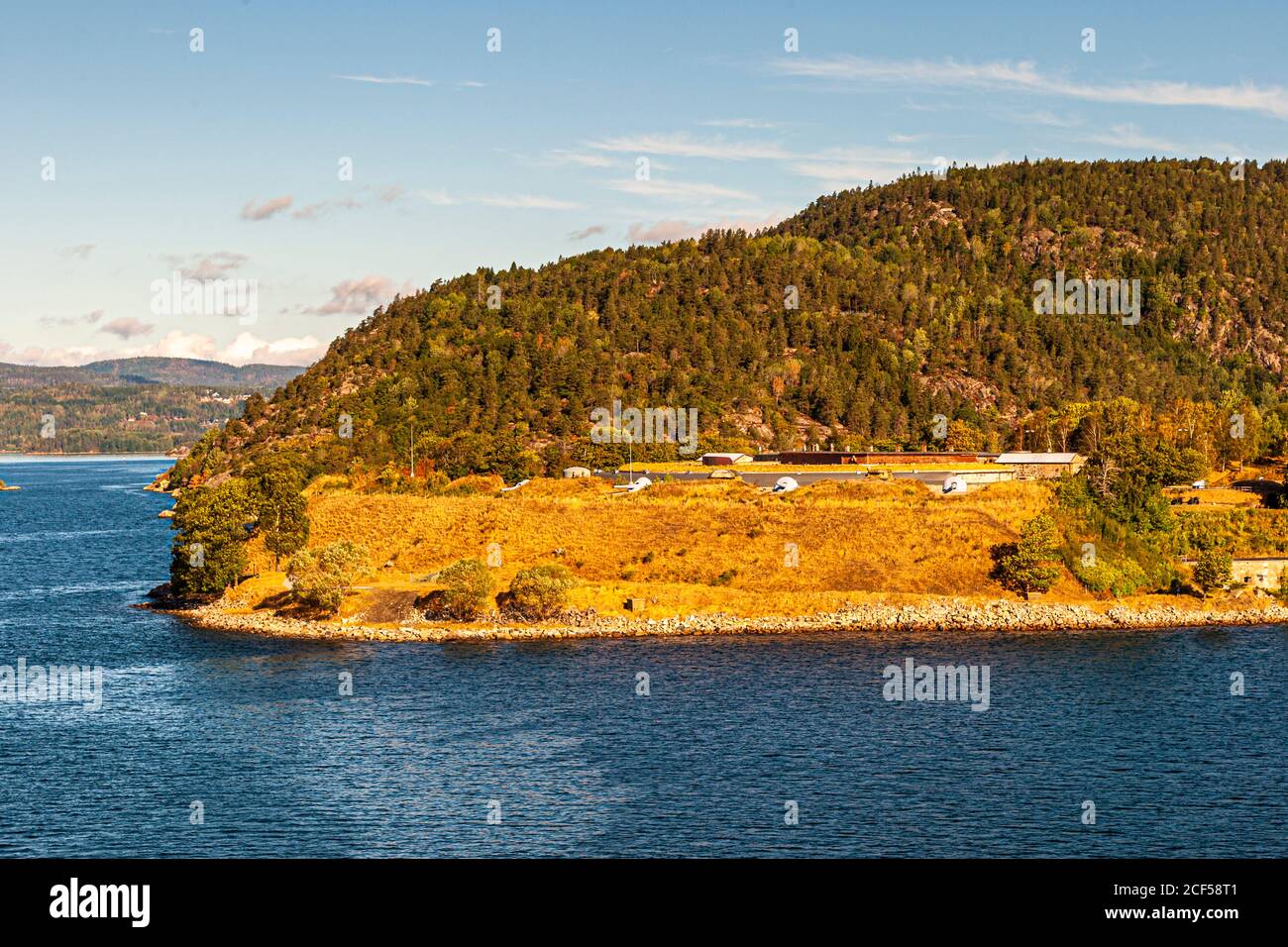 L’Oslofjord si estende con numerose isole, insenature e promontori boscosi vicino a Oslo, in Norvegia. Foto Stock