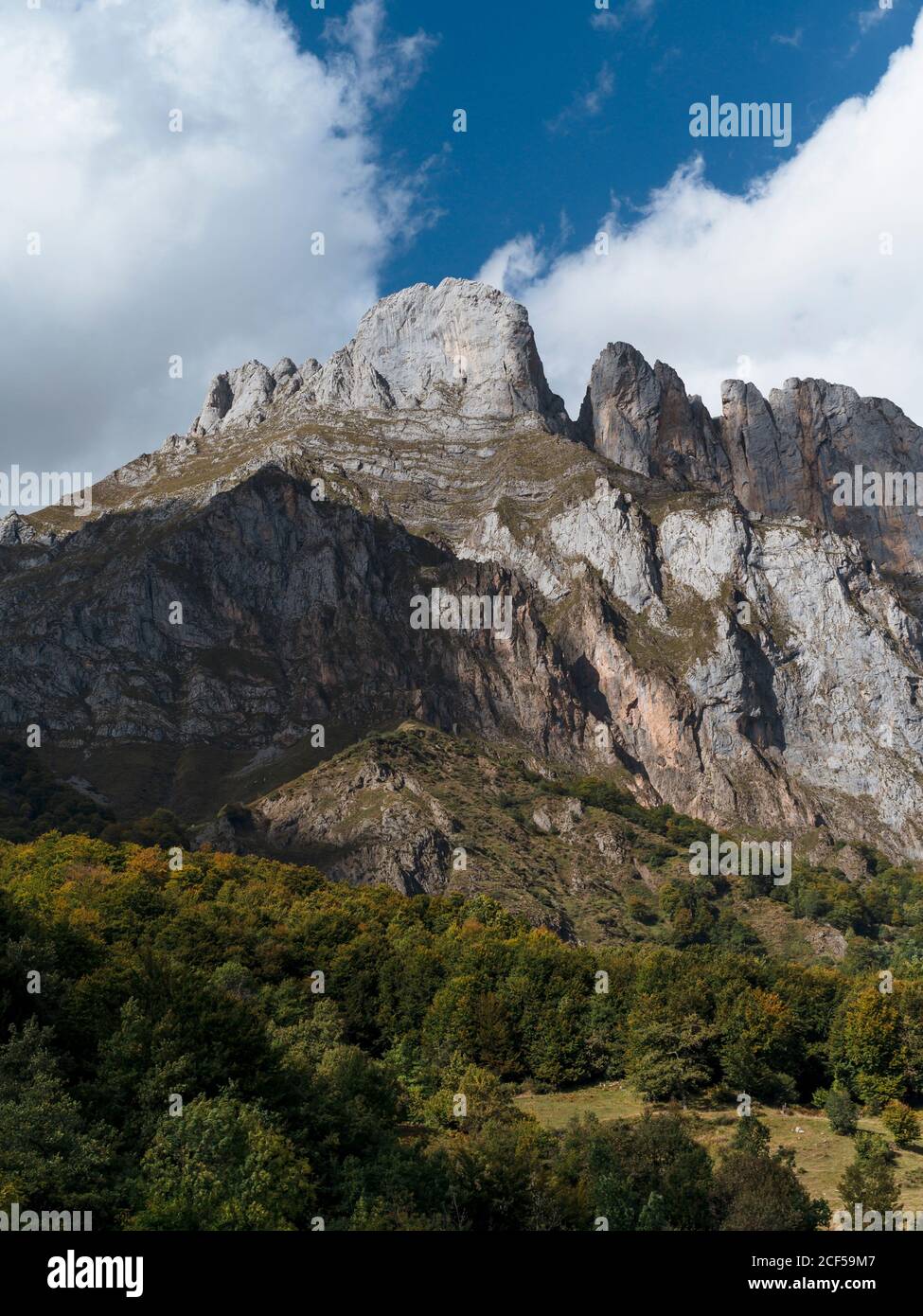 Paesaggio mozzafiato di cresta di montagna Foto Stock