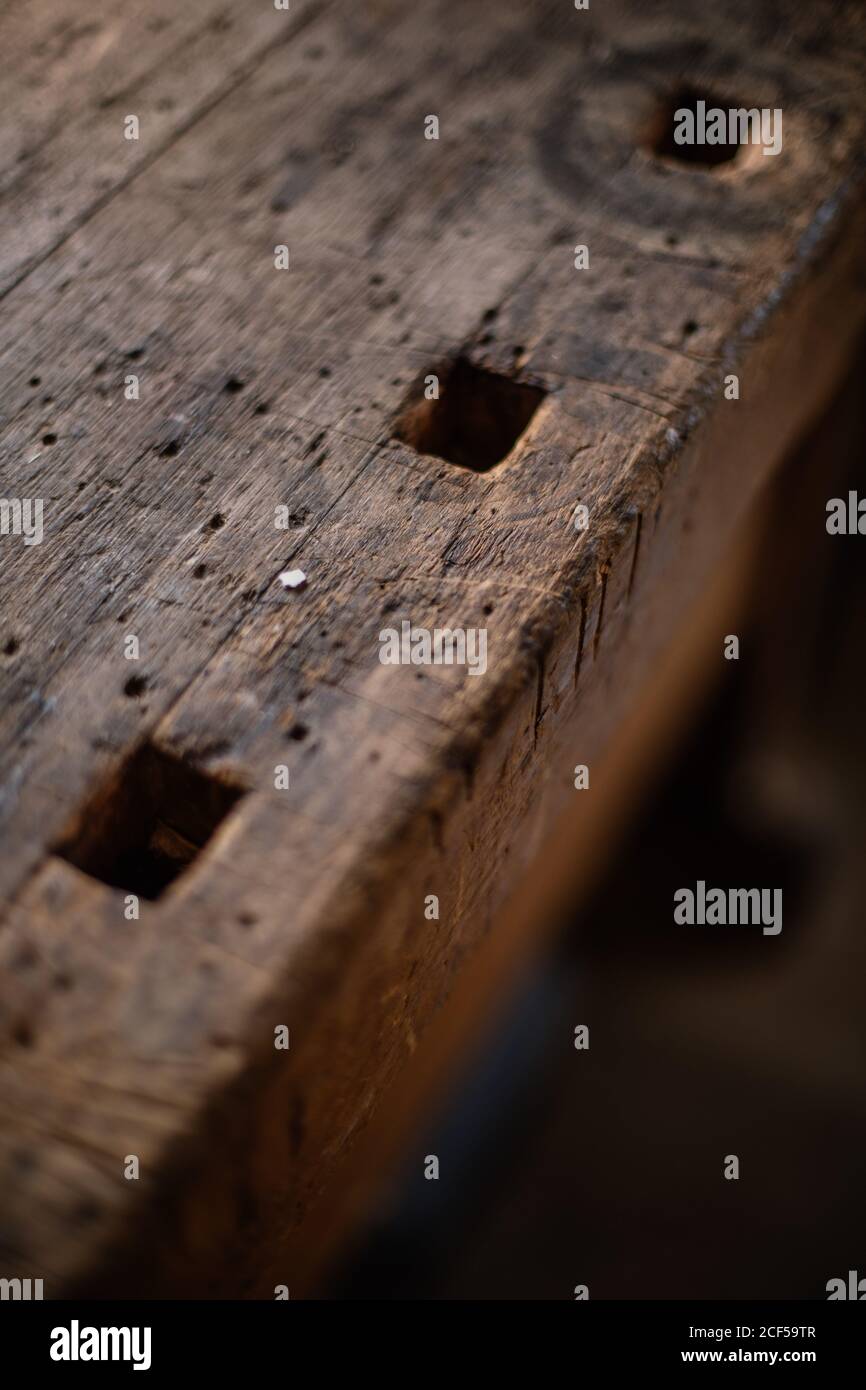 Alto angolo di dima in legno con marcatura quadrata fori per la creazione di dettagli di violino in sala di lavoro Foto Stock