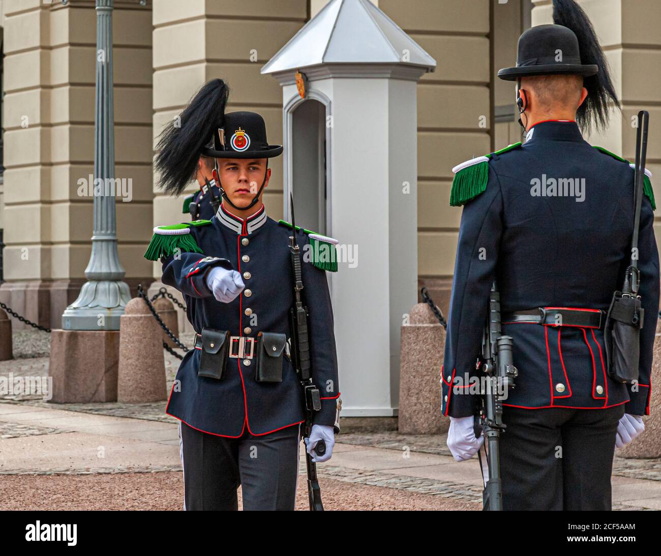 Cambio della guardia di fronte al palazzo reale di Oslo, Norvegia Foto Stock