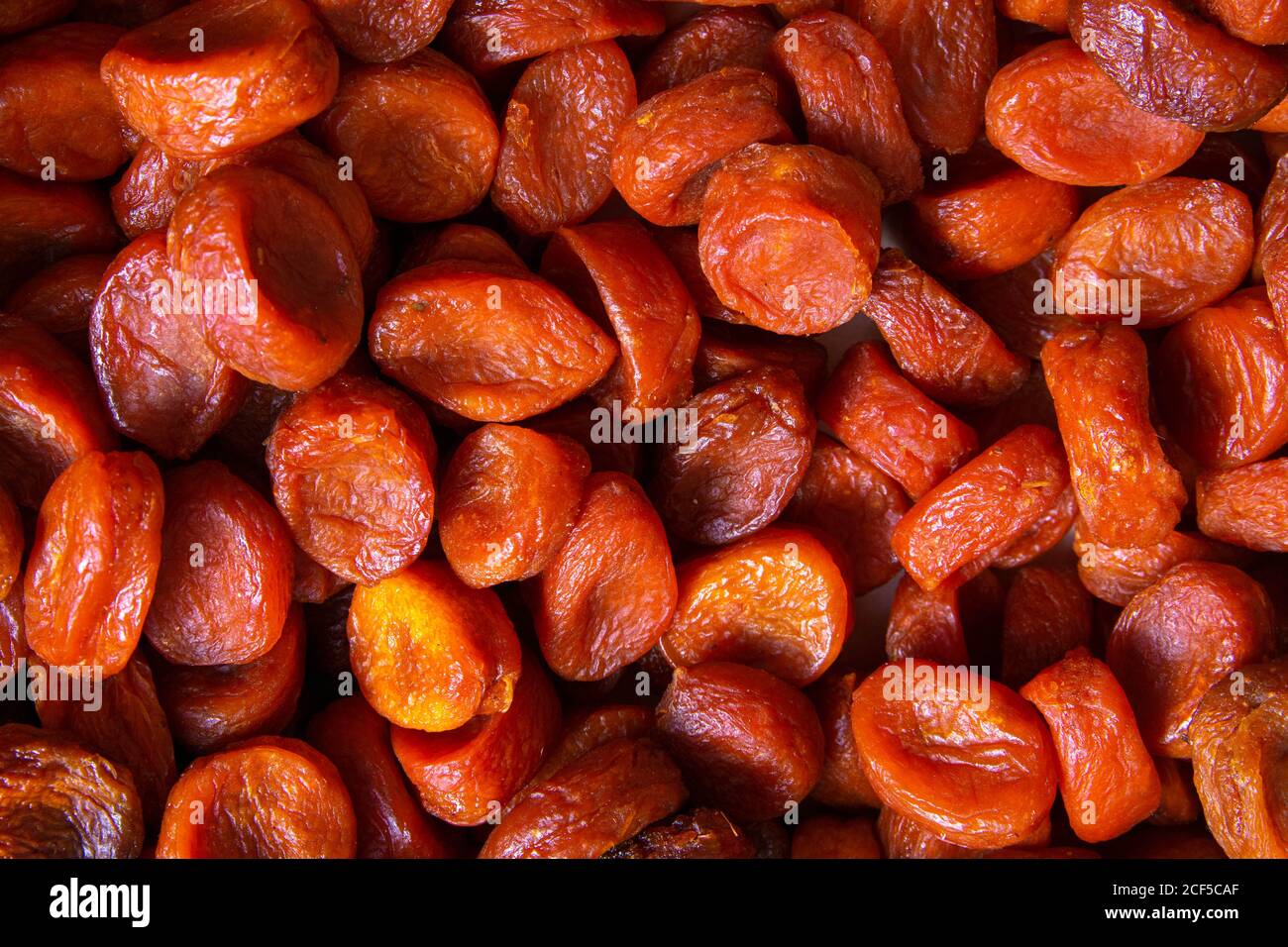 Frutta secca di albicocca che forma un fondo. Viste dall'alto, primo piano Foto Stock