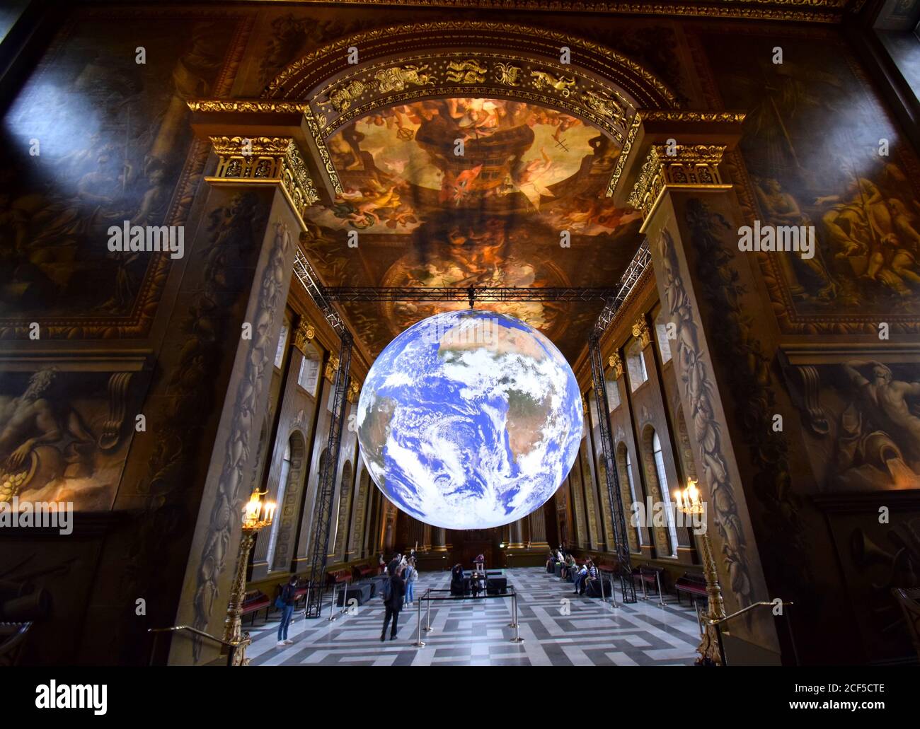03/09/2020 The Painted Hall Old Royal Naval College Greenwich London UK. GAIA dell'artista Luke Jerram è l'installazione complementare al Museo di Th Foto Stock